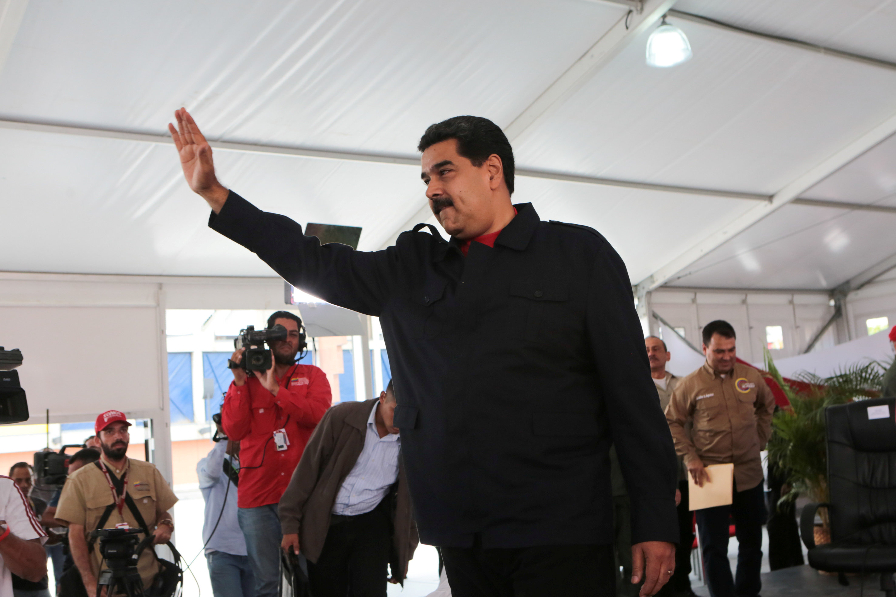 الرئيس الفنزويلى نيكولاس مادورو يحيى مؤيديه