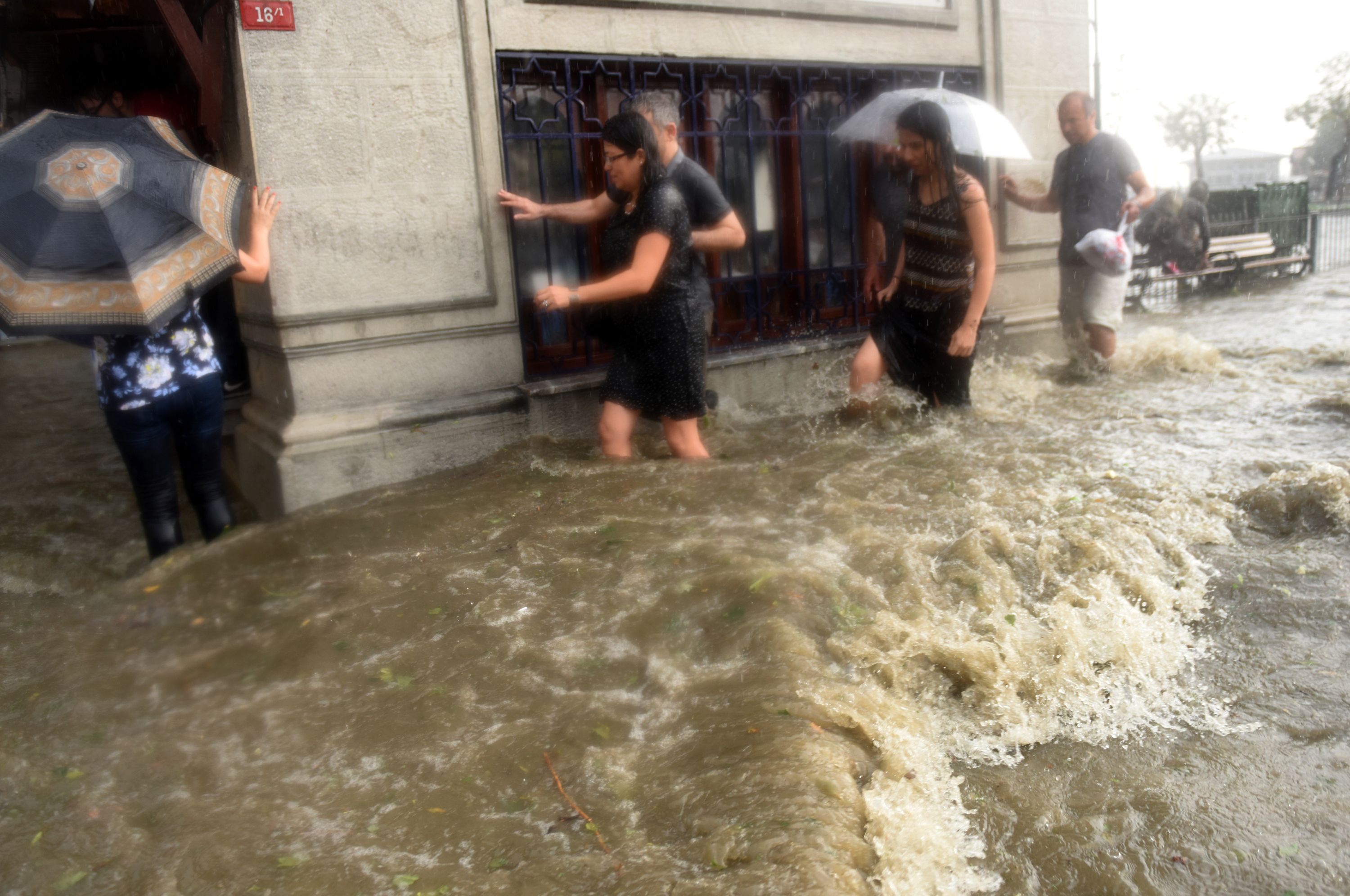 الفيضانات تغرق شوارع تركيا