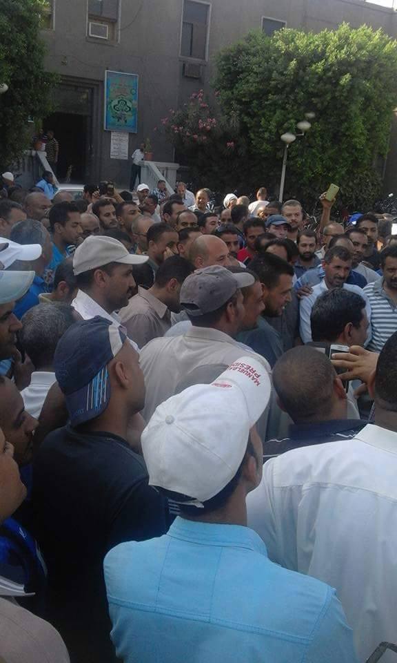 وقفة إحتجاجية للعاملين بسكر نجع حمادى (4)