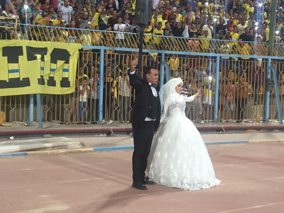 العروسان داخل الملعب