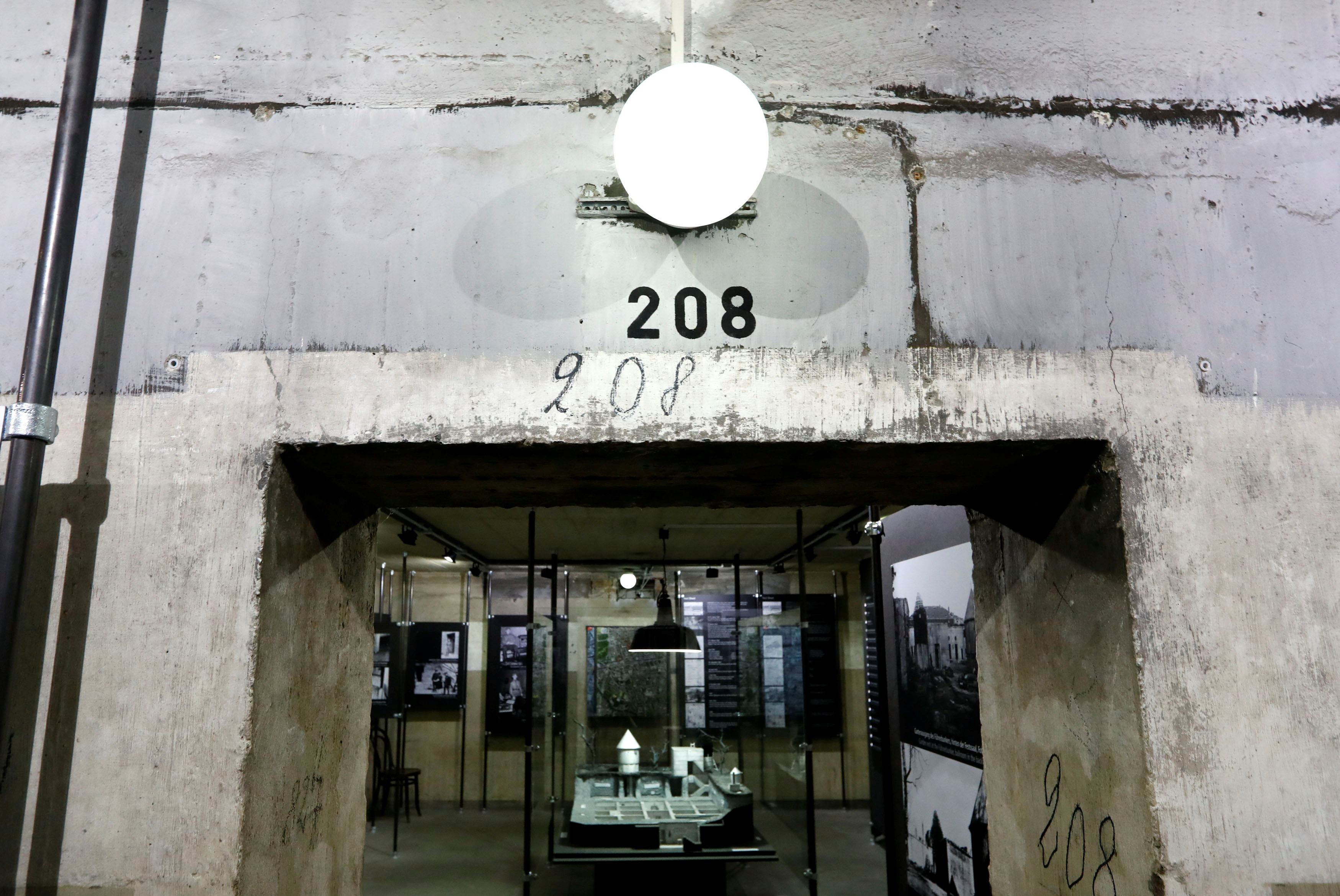 بوابة تحمل رقم 208 داخل مخبئ هتلر فى الحرب العالمية الثانية