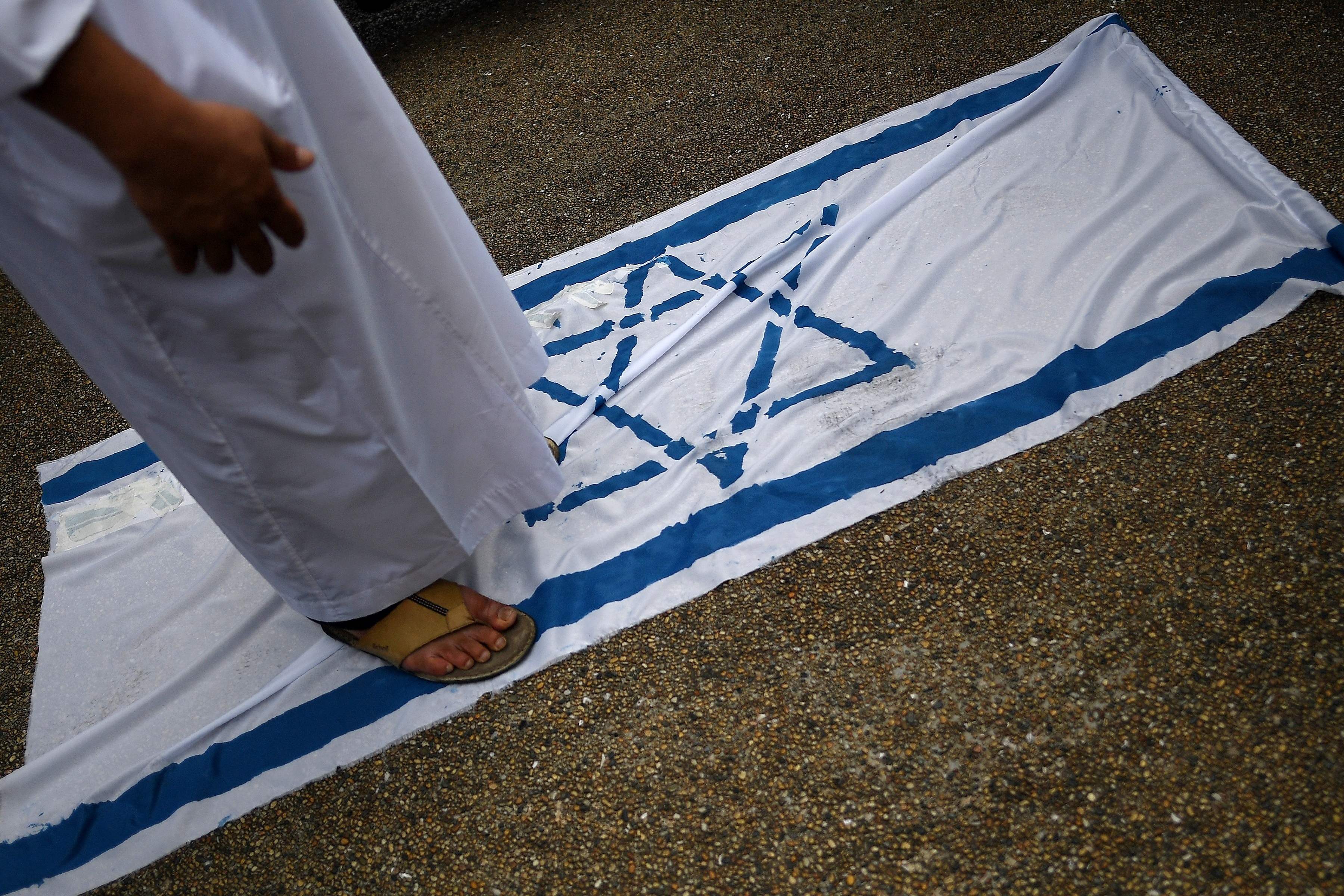 متظاهر يدهس علم الاحتلال الإسرائيلى