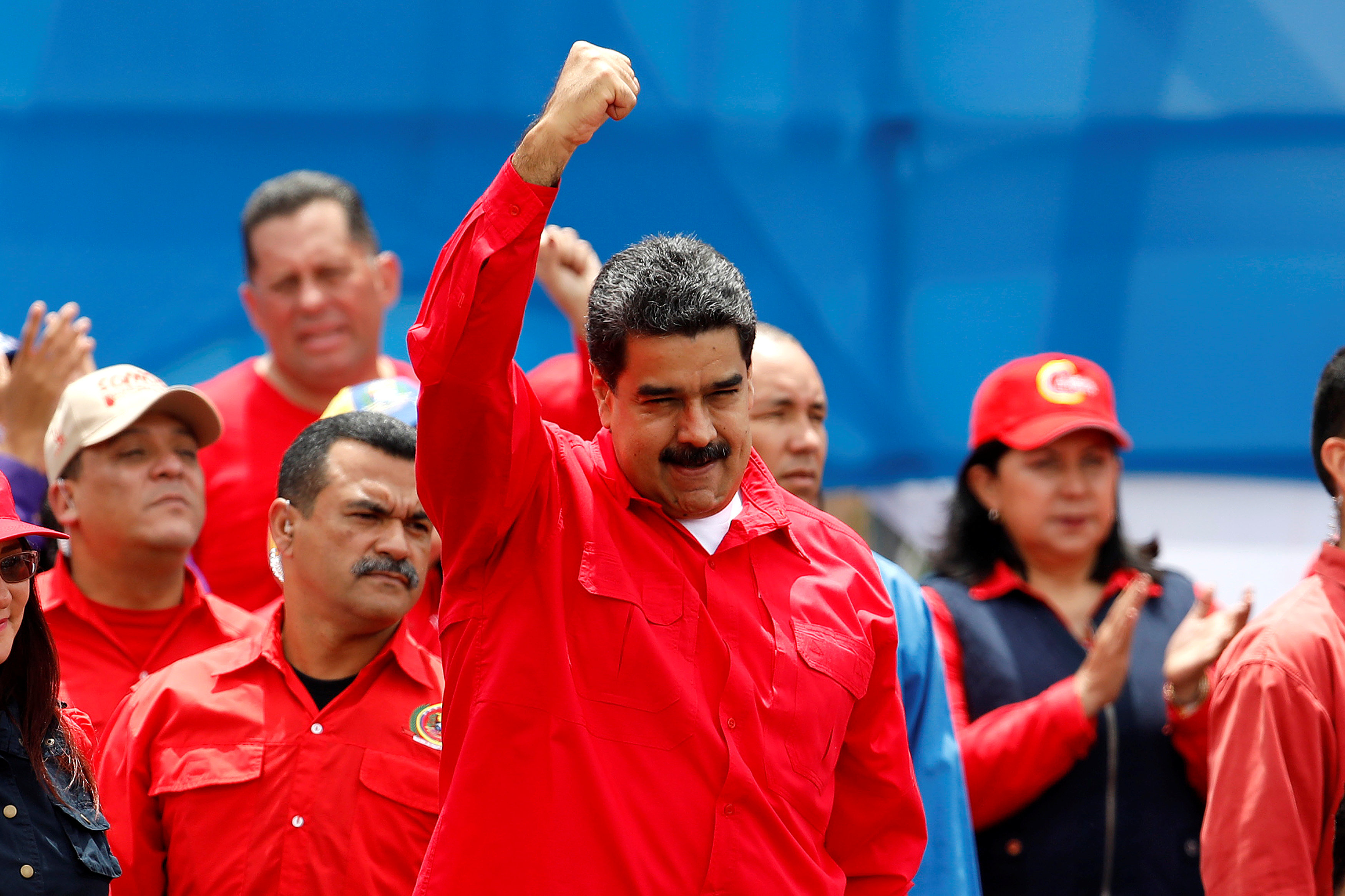 الرئيس الفنزويلى نيكولاس مادورو يشجع مؤيديه