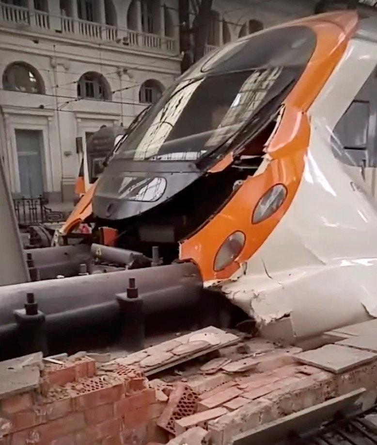 قطار ركاب اصطدم بحاجز فى محطة فرانثيا ببرشلونة
