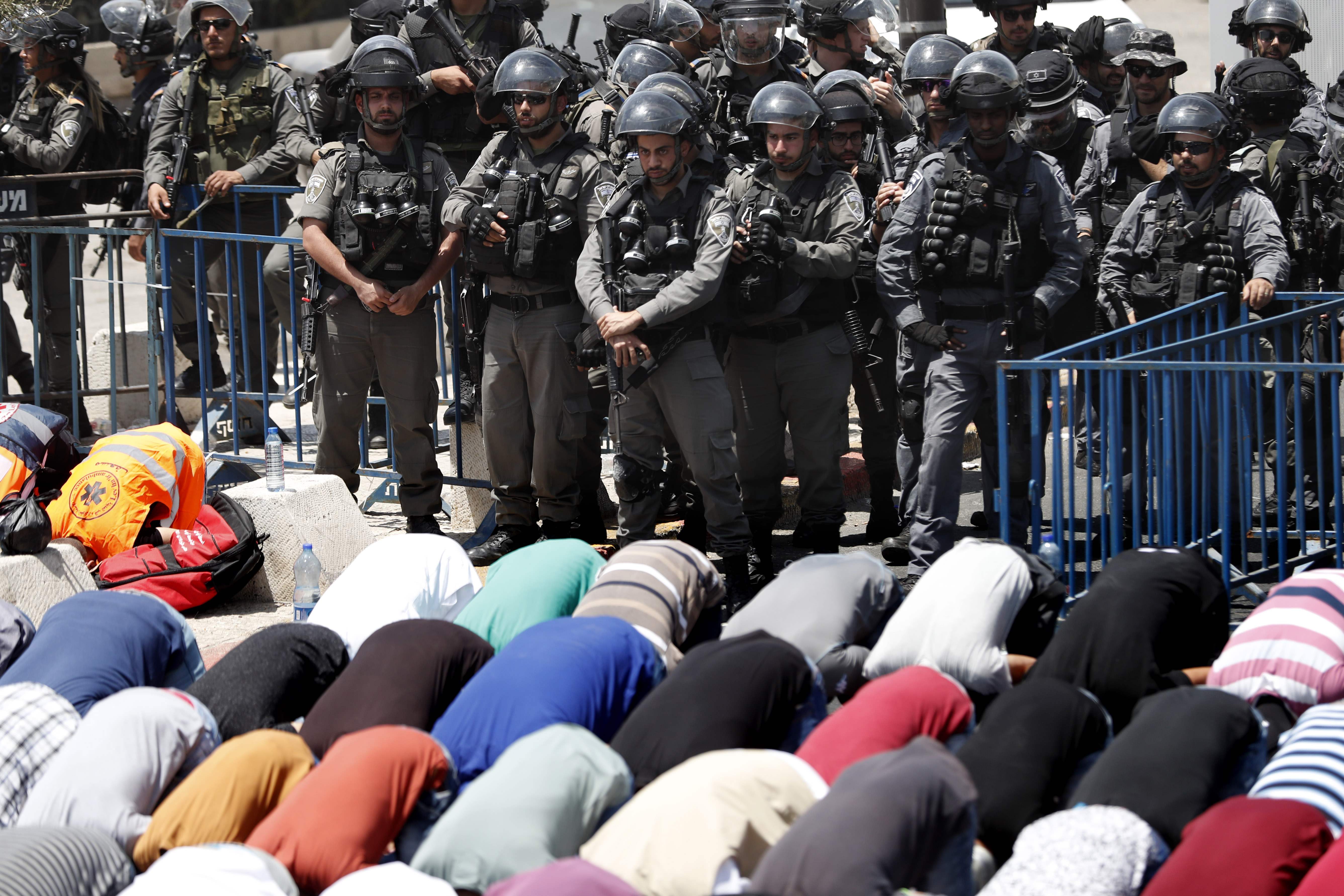 قوات الاحتلال تعتدى على المصليين