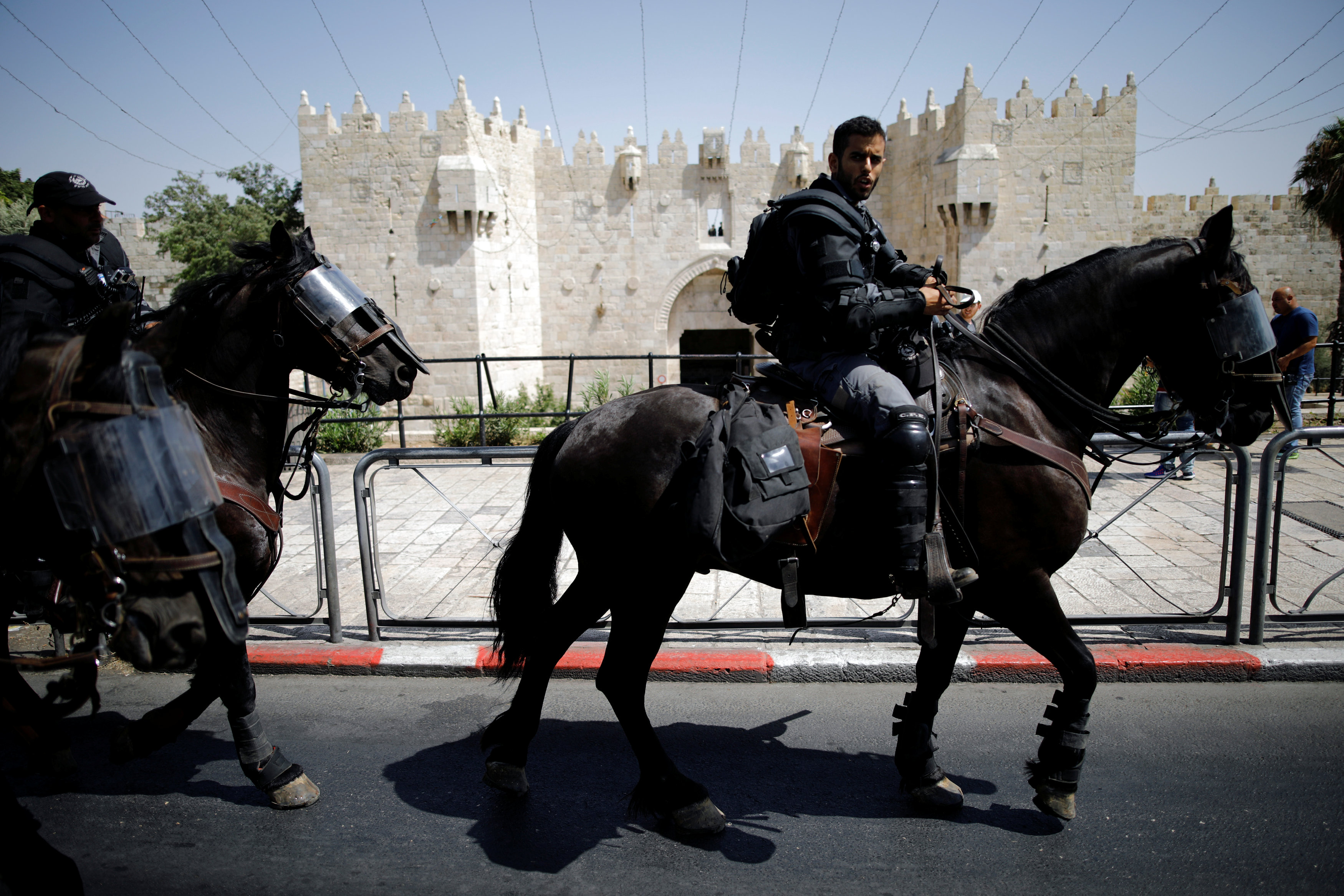 قوات الاحتلال تستخدم الخيول