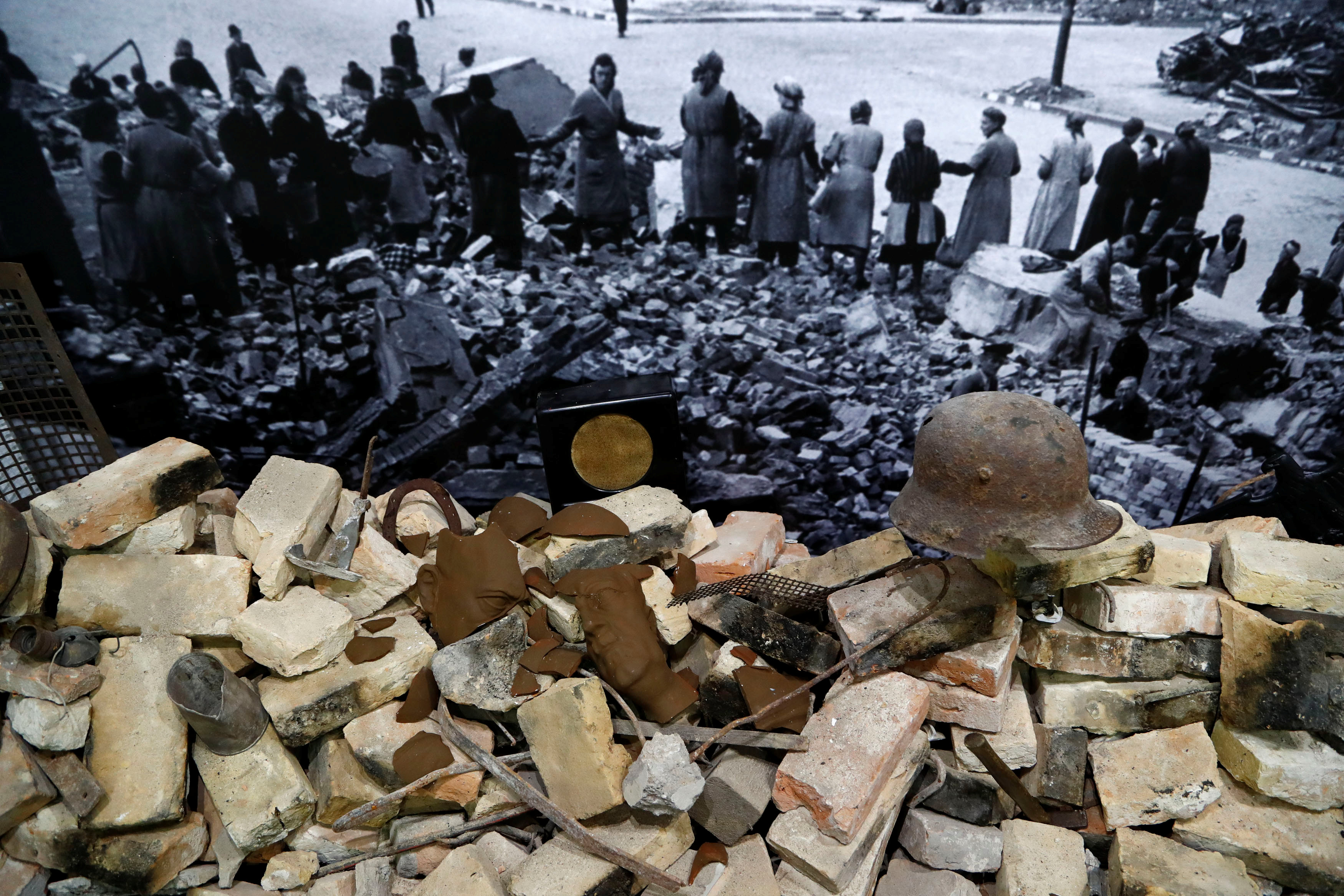 مقتنيات أثرية من مخلفات الحرب داخل معرض هتلر ببرلين
