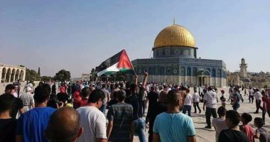 1-بالصور.. الفلسطينيون يتوافدون إلى المسجد الأقصى رغم الإجراءات المشددة