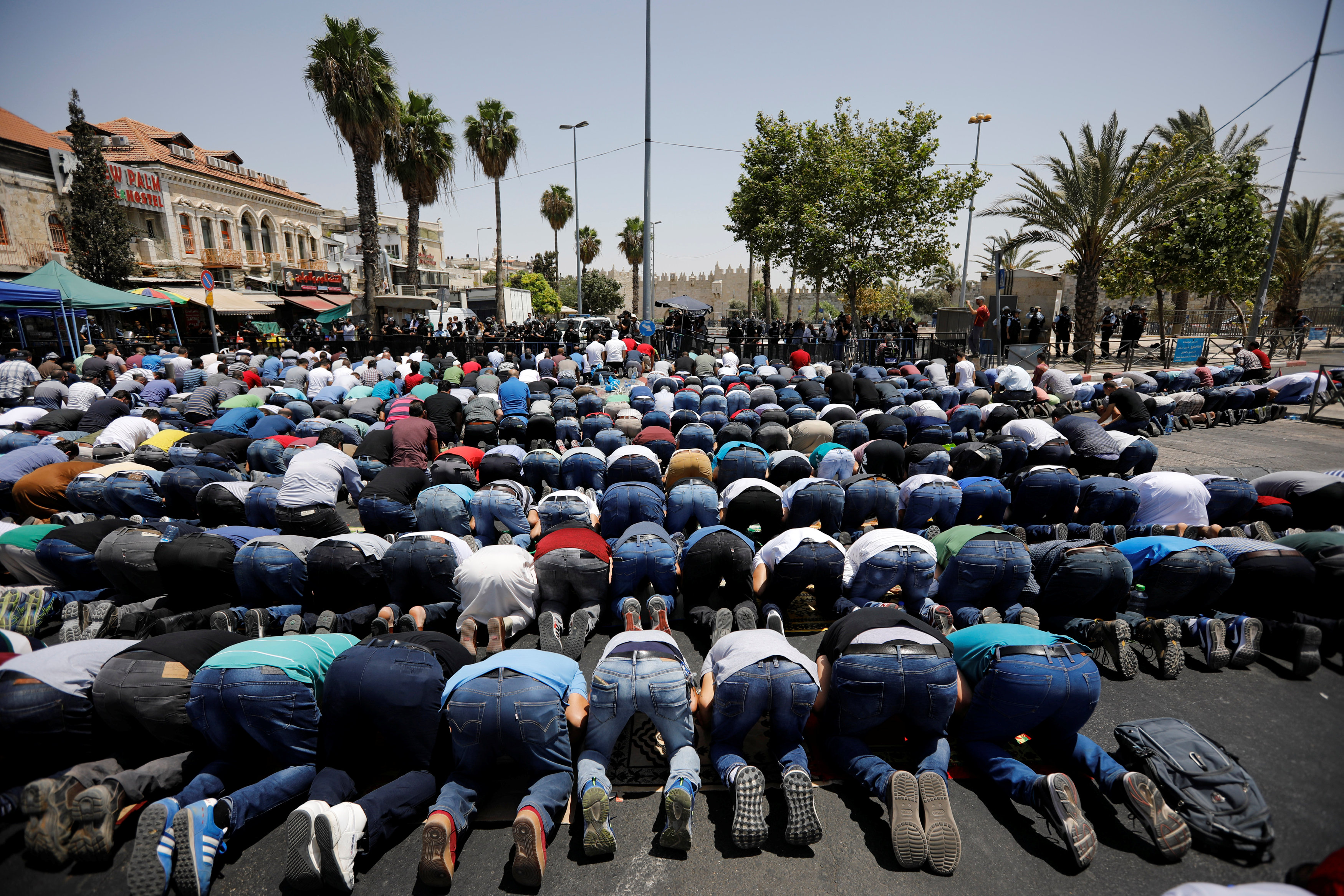 فلسطينيون يواجهون الاحتلال بالصلاة