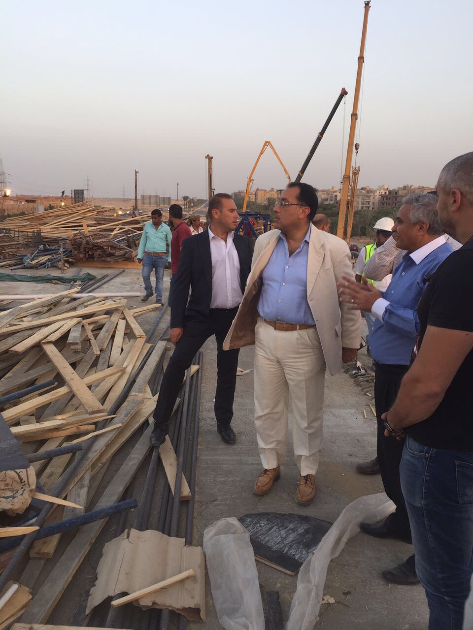 وزير الإسكان يتابع أعمال الانشاءات