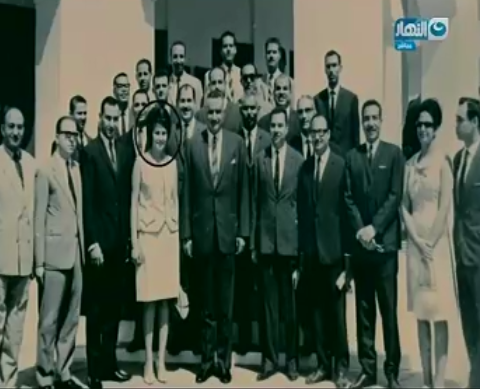 الإذاعية القديرة إلى جوار الزعيم الراحل جمال عبد الناصر