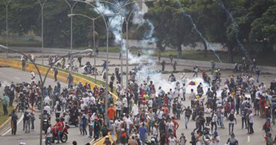 16-تظاهرات-ضد-الرئيس-الفنزويلى