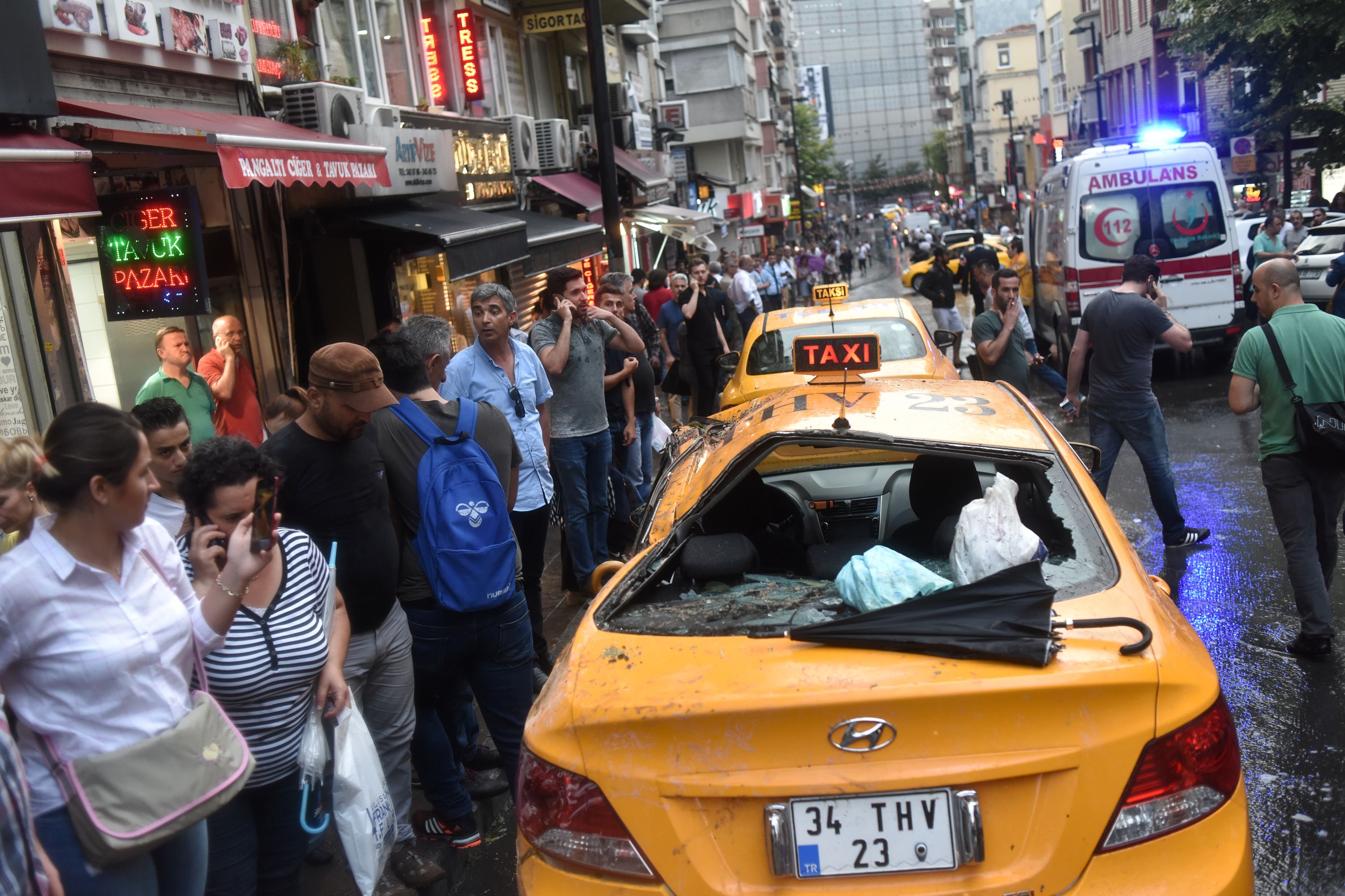تحطم زجاج سيارة تاكسى فى شوارع اسطنبول نتيجة للعاصفة الشديدة