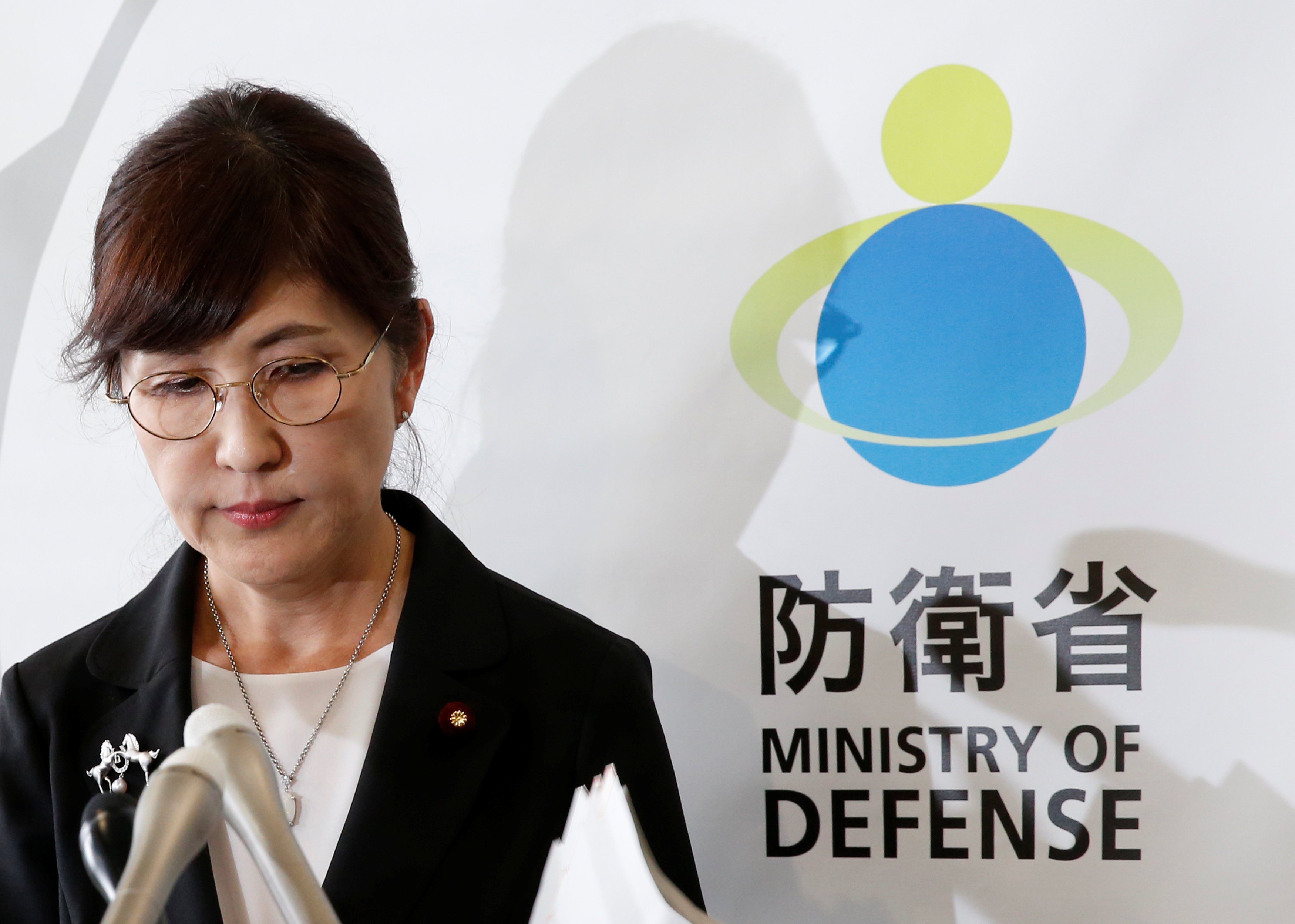 وزيرة الدفاع اليابانية تومومى إينادا  خلال مؤتمر اعلان الاستقالة