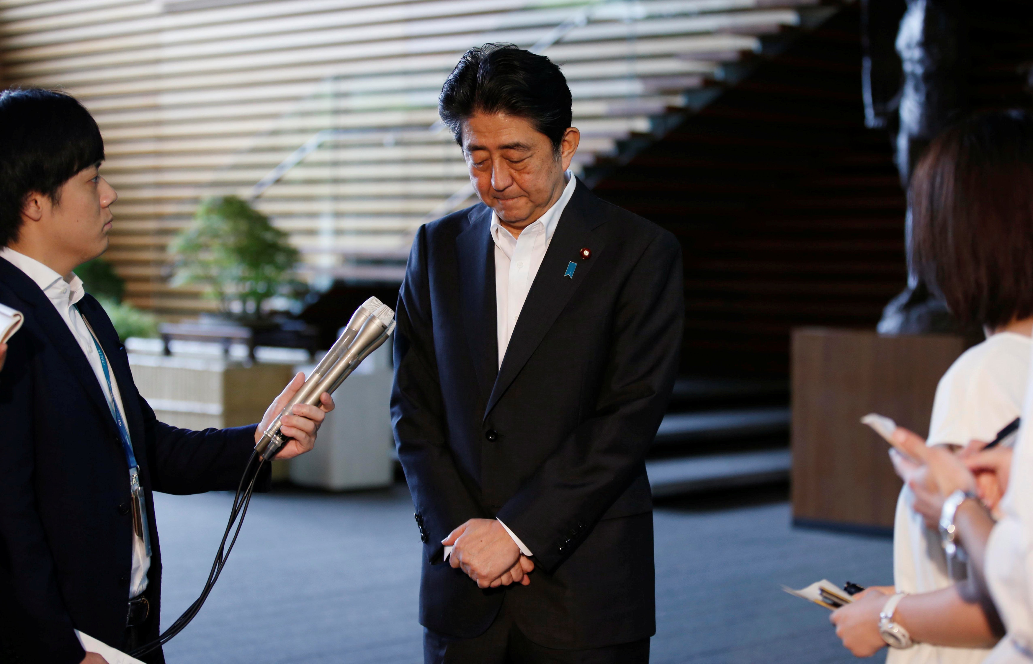 رئيس الوزراء اليابانى يتحدث إلى الصحفيين