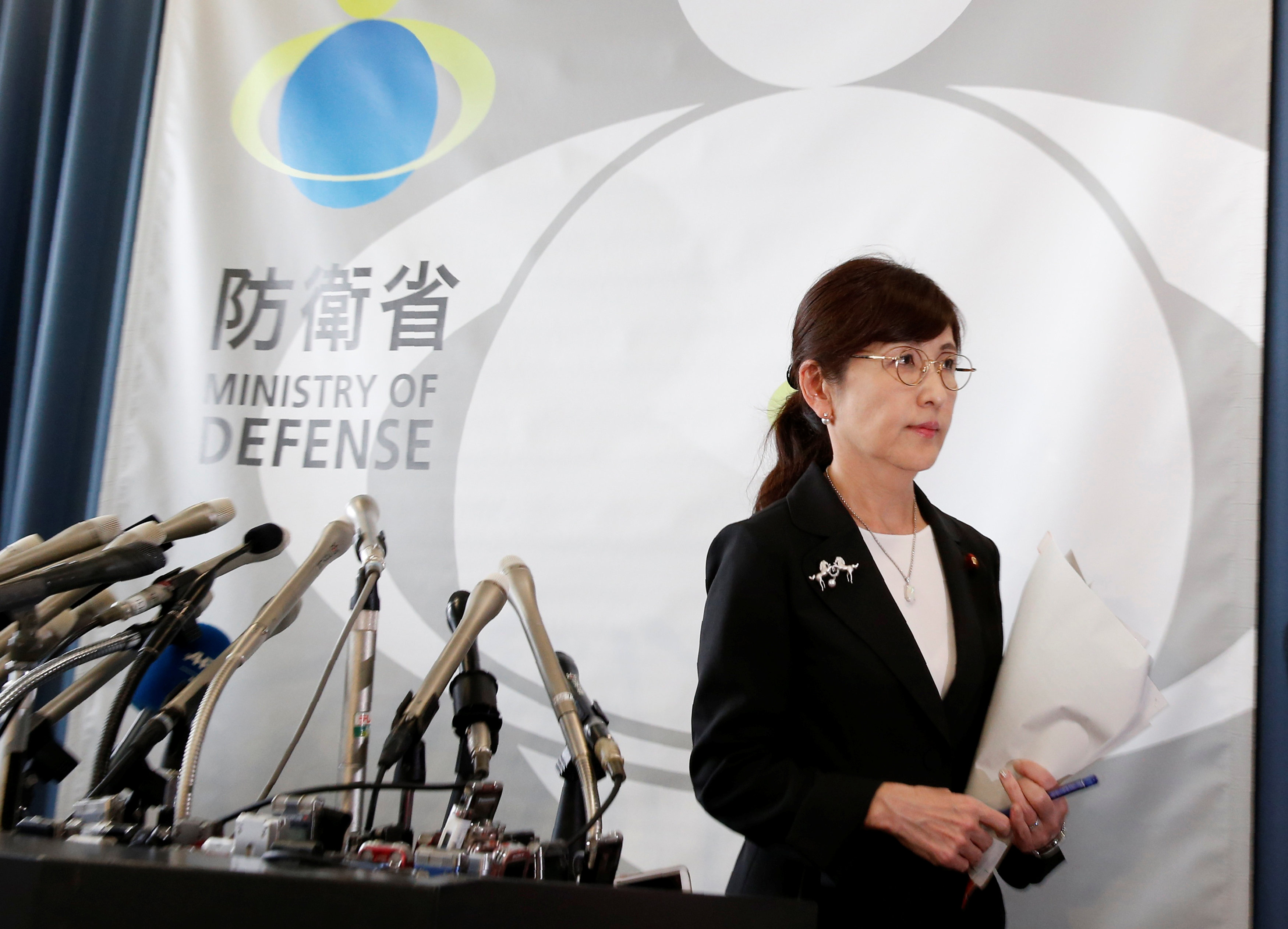 وزيرة الدفاع اليابانية تومومى إينادا  عقب مغادرة المؤتمر واعلان الاستقالة