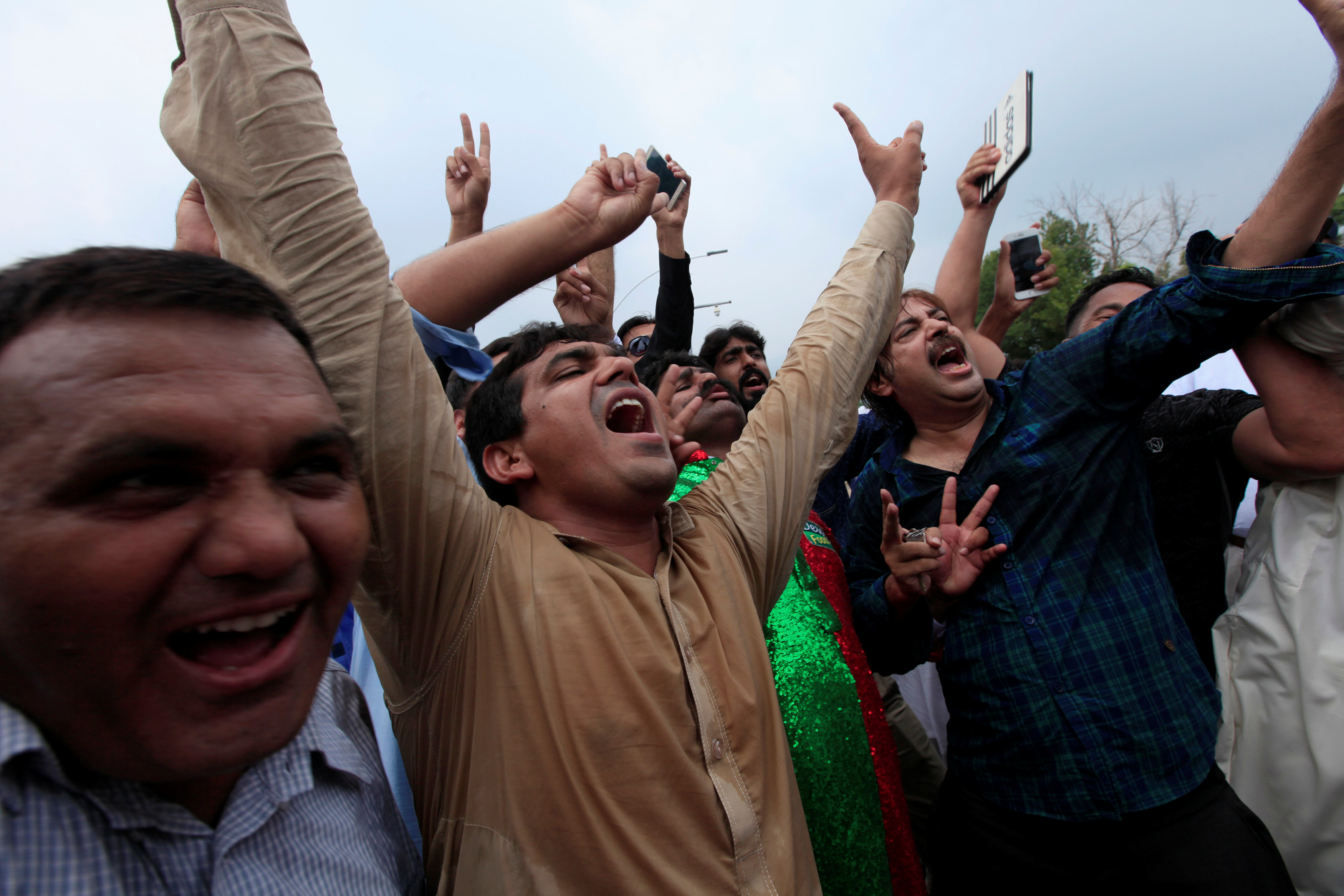 نشطاء معارضون رئيس الوزراء الباكستانى