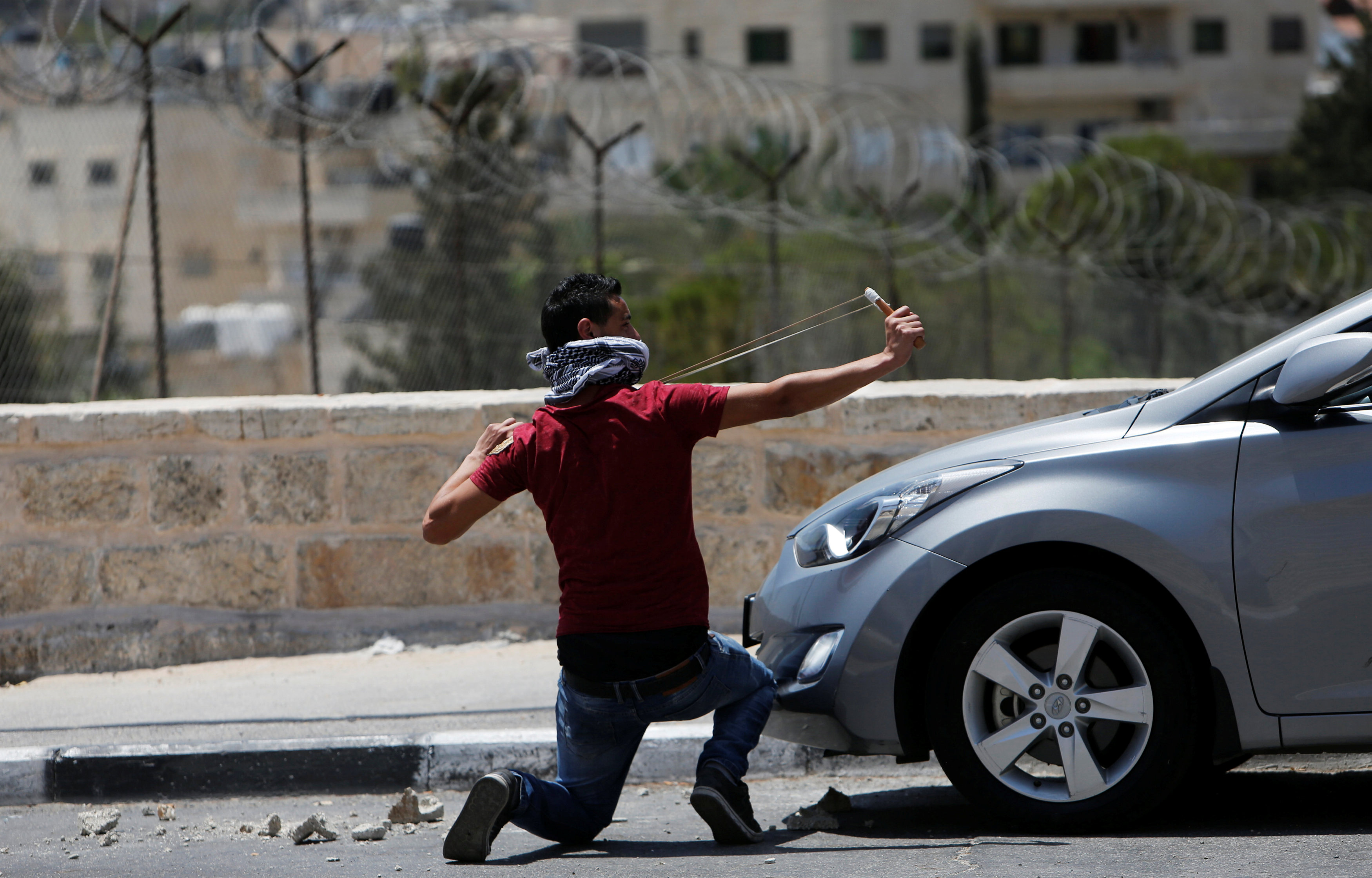 شاب فلسطينى يستخدم النبال