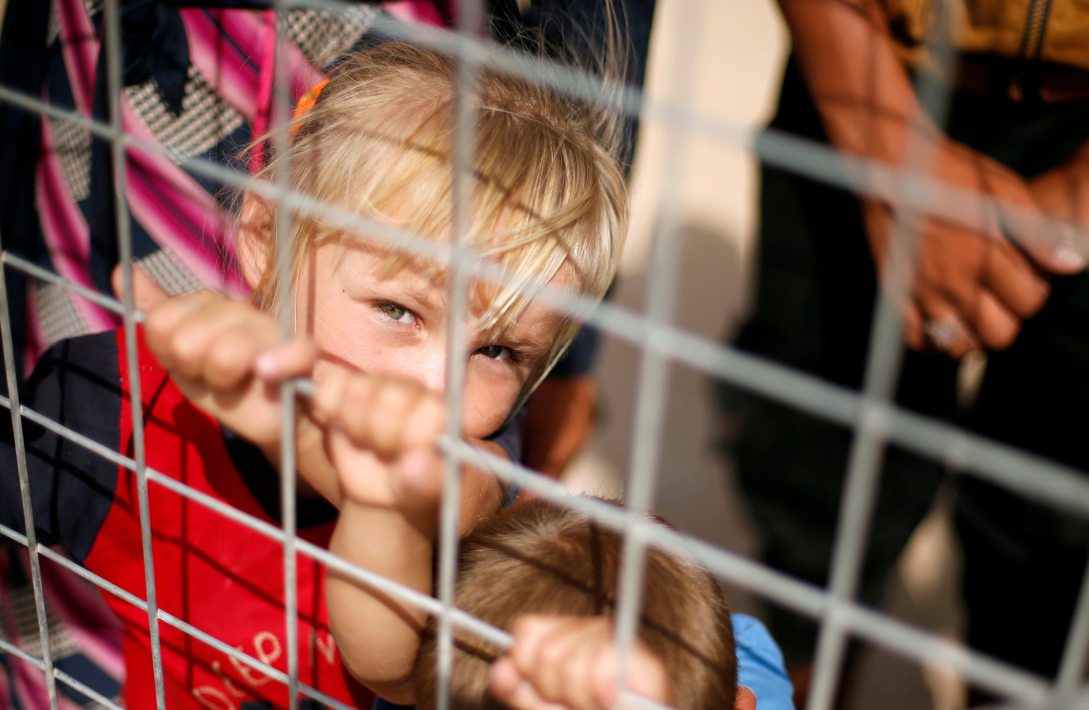 طفل عراق داخل المخيم