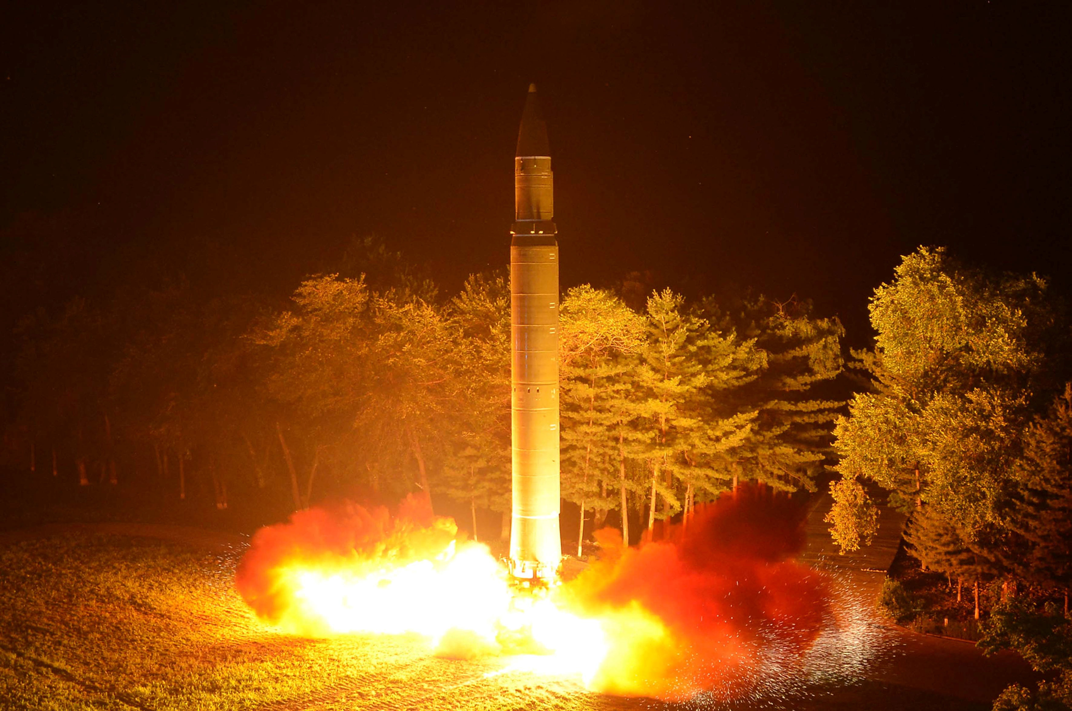 خروج العادم من الصاروخ الكورى العابر للقارات