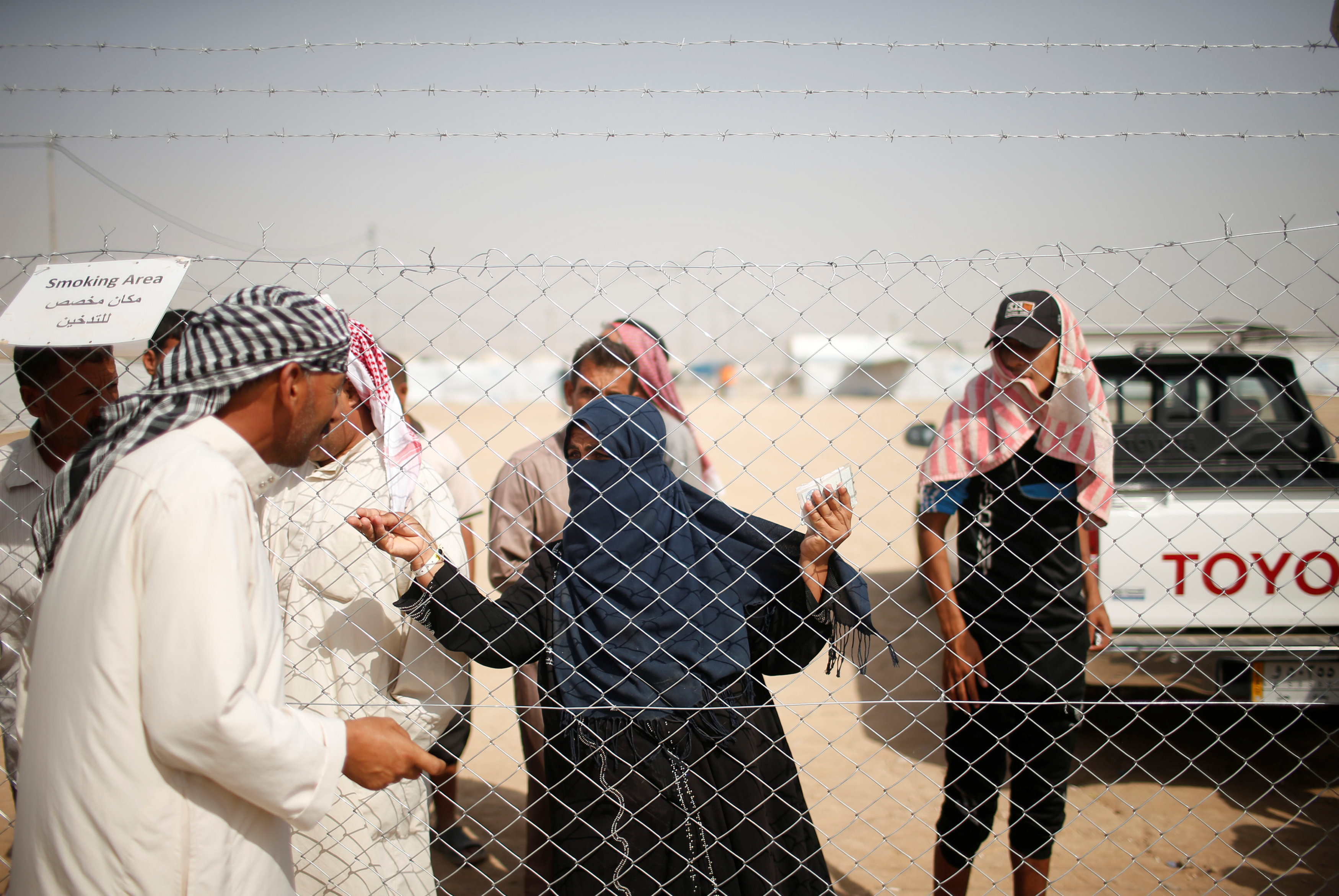 ناحون عراقيون داخل مخيم جنوبى الموصل