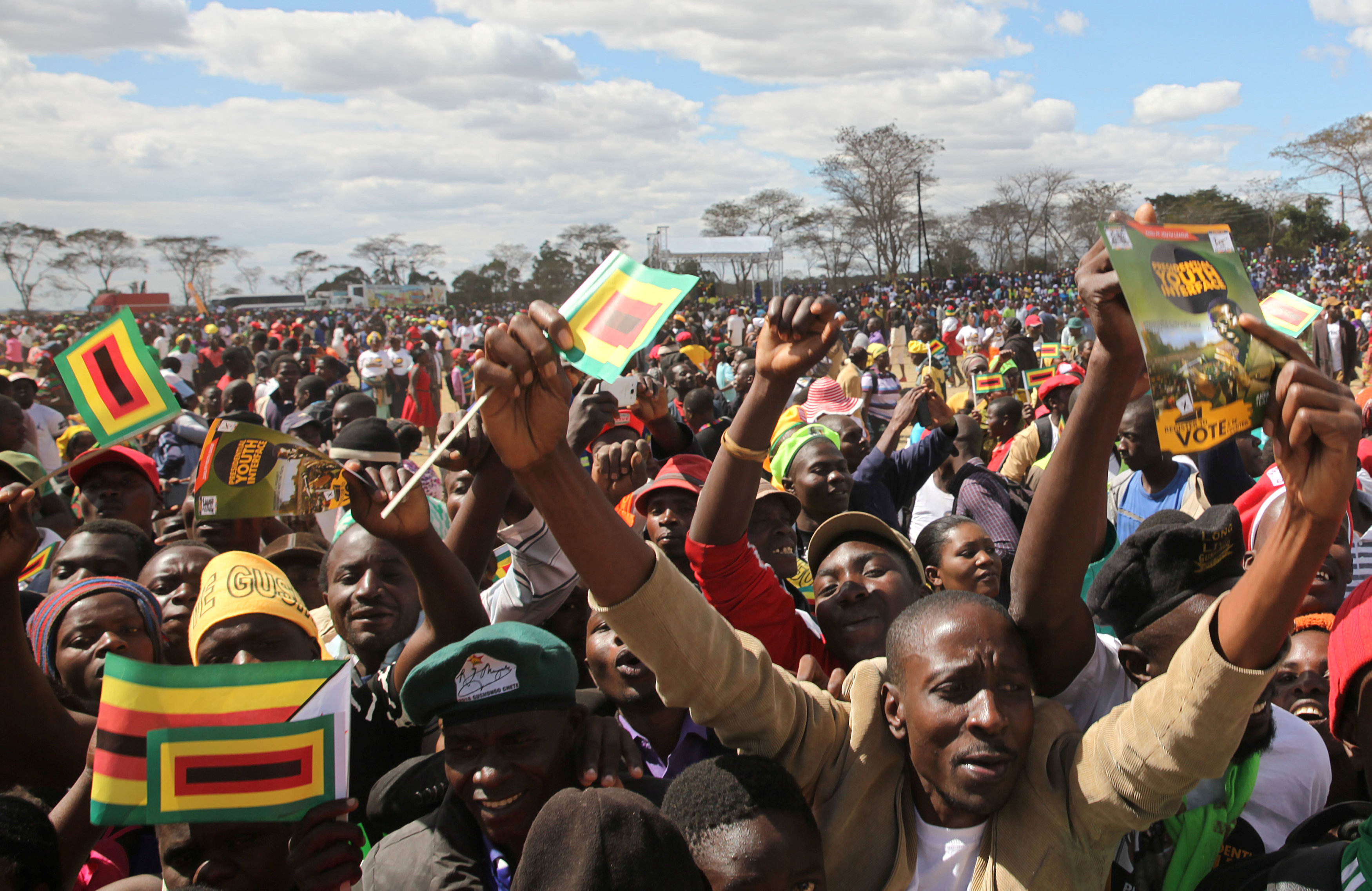 المواطنون يستمعون لكلمة رئيس زيمبابوي