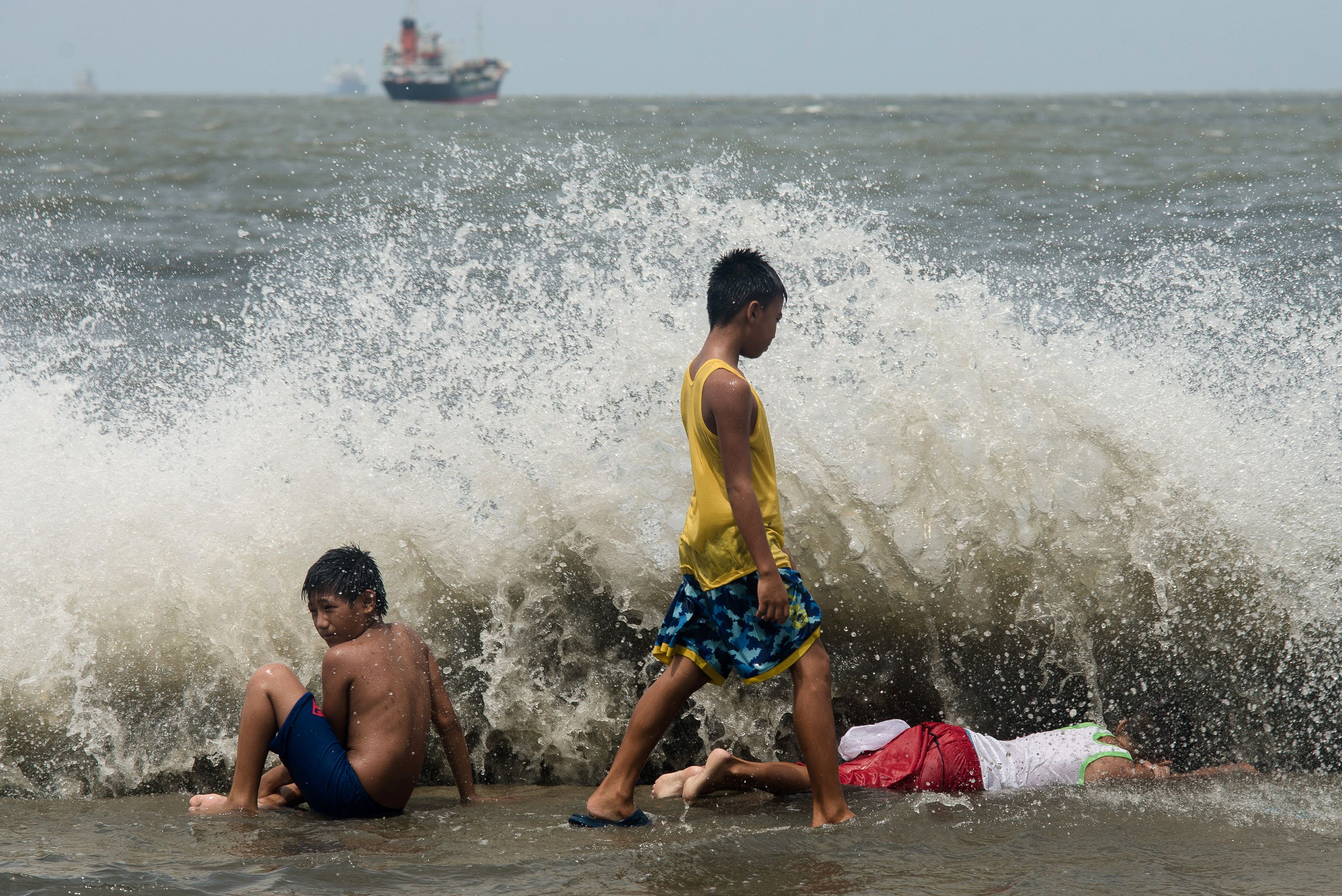 بعد إعصار نيسات.. شواطئ مانيلا تستقطب الأطفال