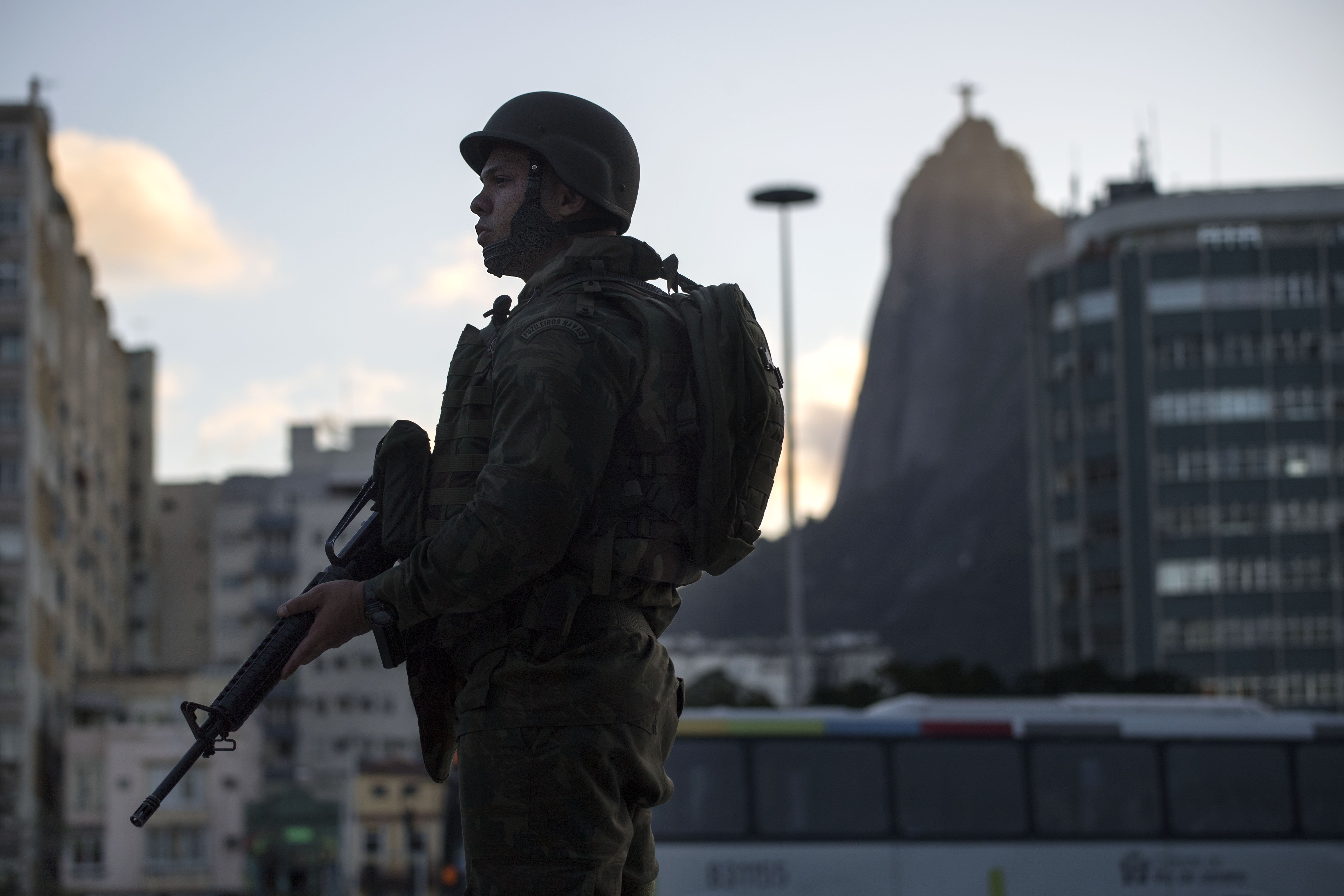 أحد عناصر الجيش البرازيلى