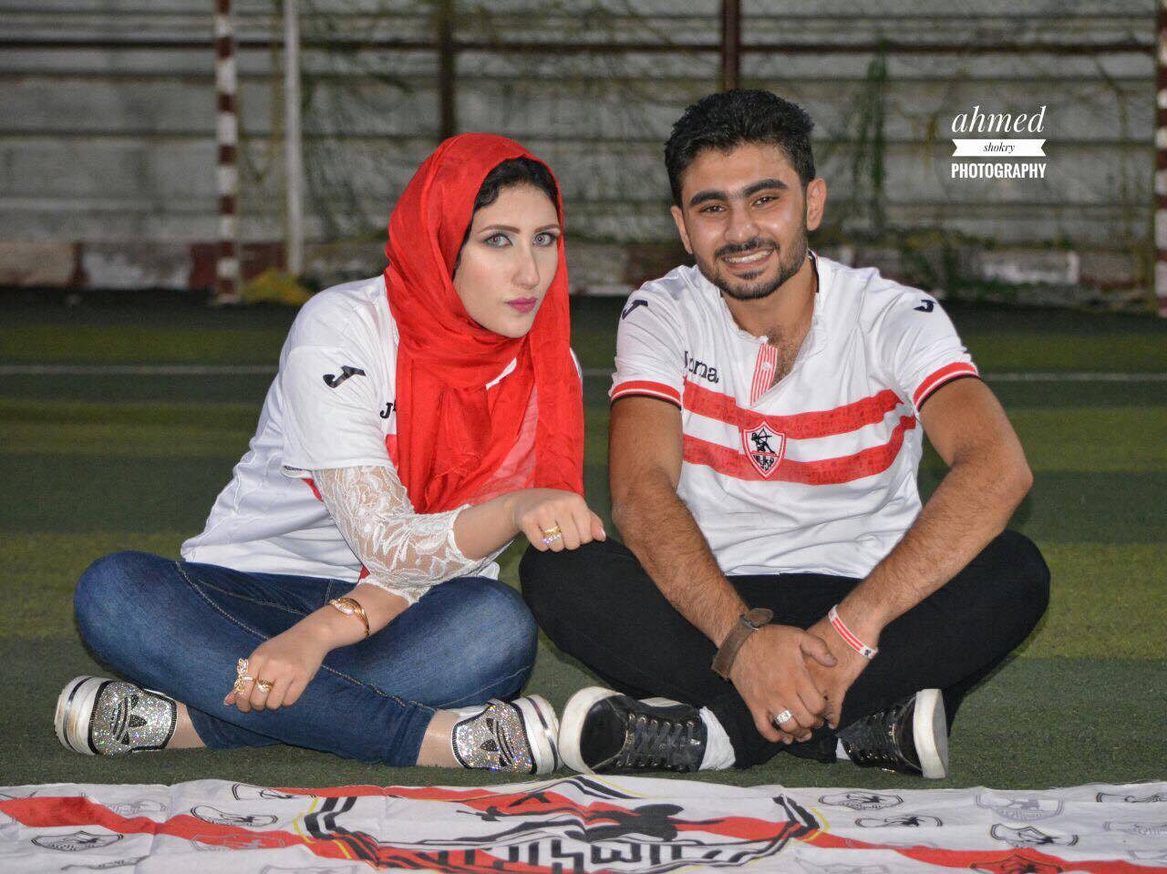 العريس والعروسة فى ارض الملعب