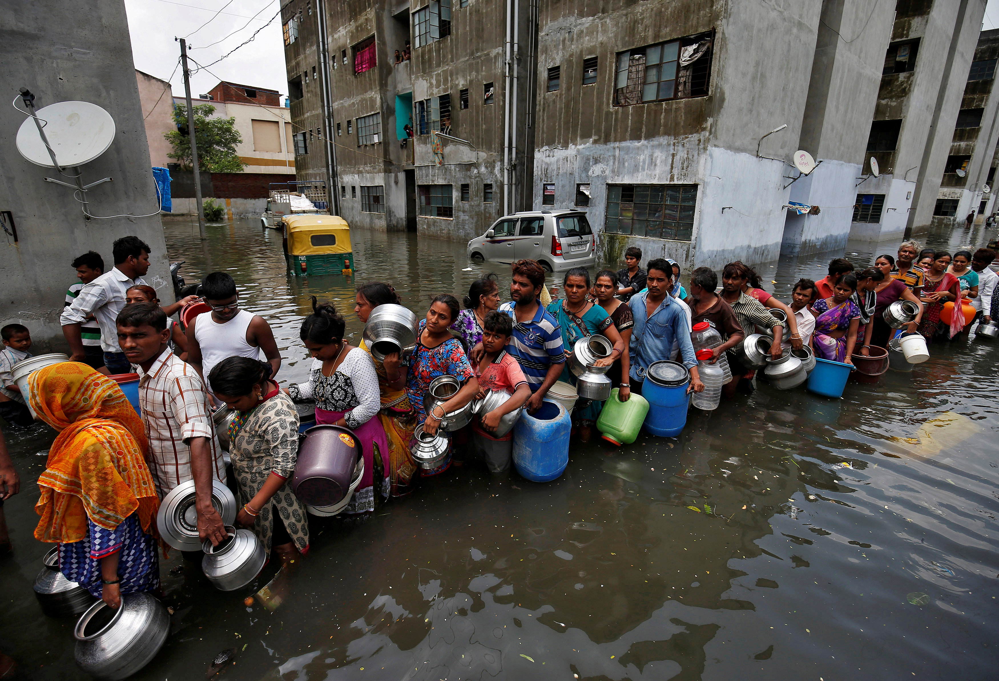 هنود يصطفون للحصول على مياه الشرب بعد الفيضانات