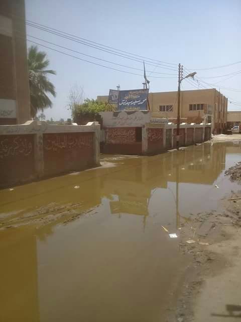 طفح مياه المجارى أمام إحدى المدارس