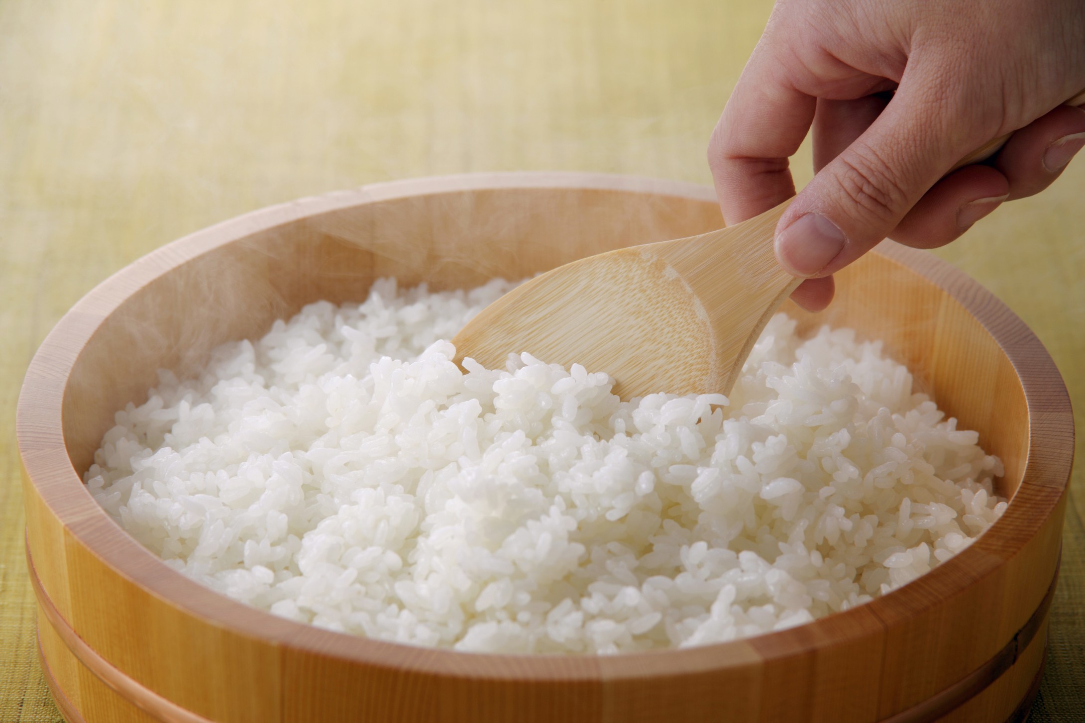 تناول الأرز المسلوق