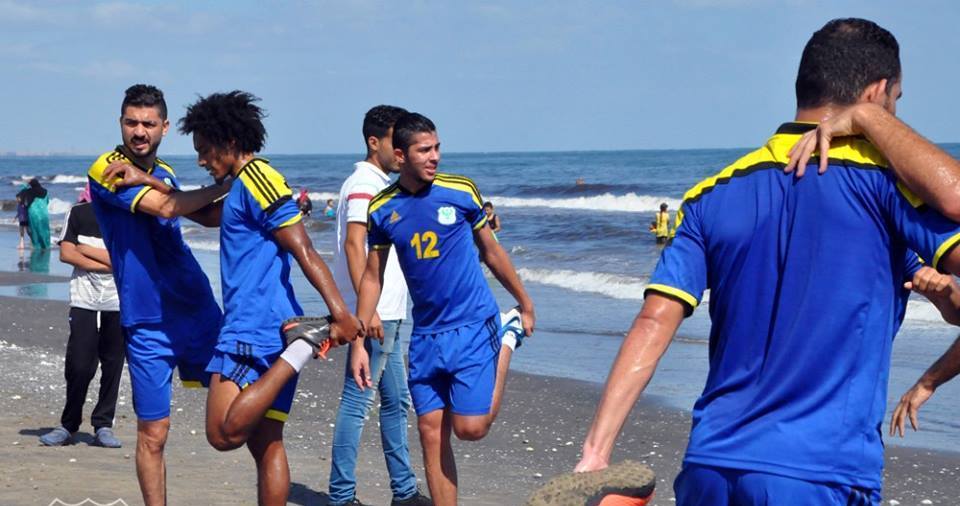 المصرى يتدرب على شاطئ البحر