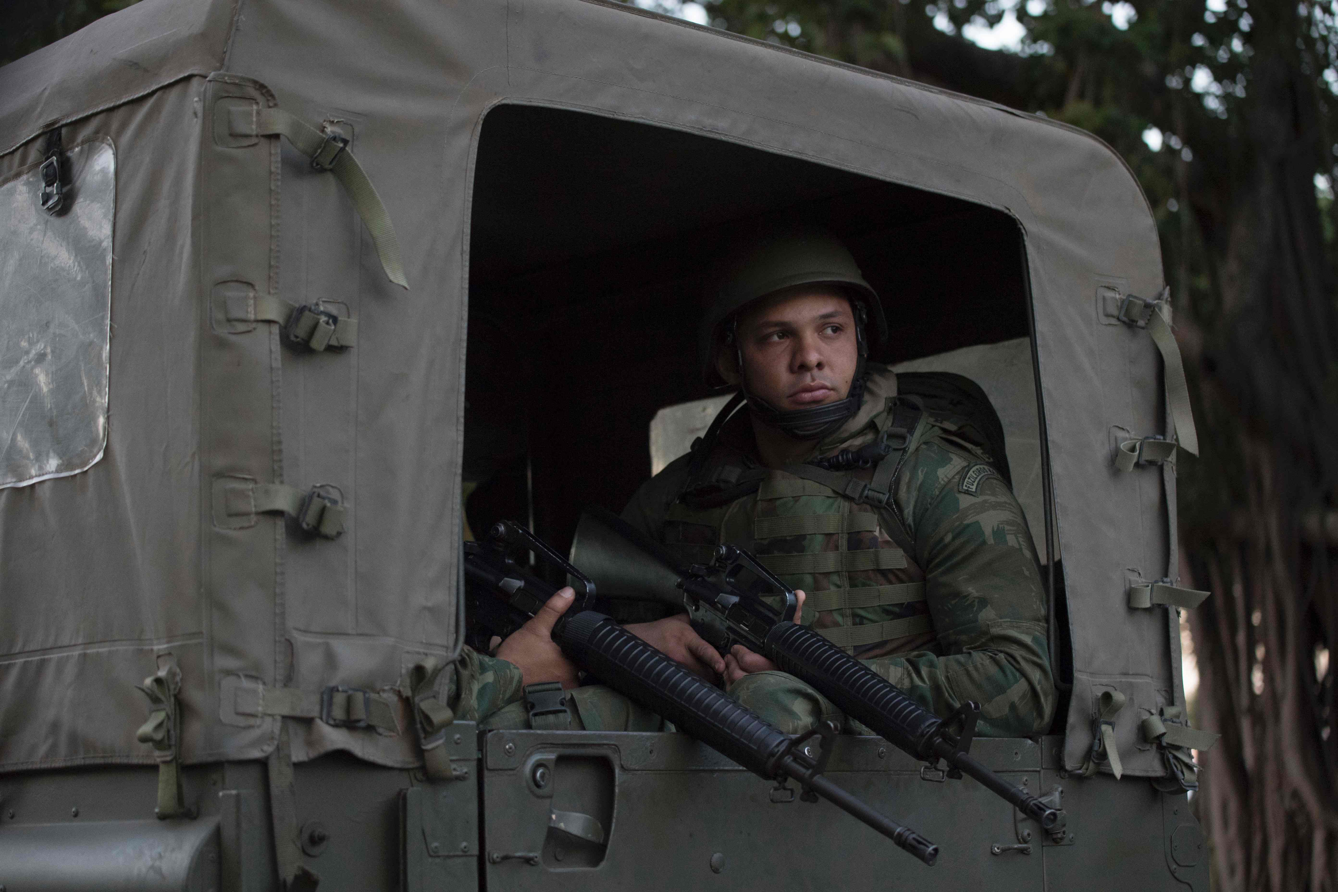 أحد عناصر الجيش البرازيلى داخل شاحنة