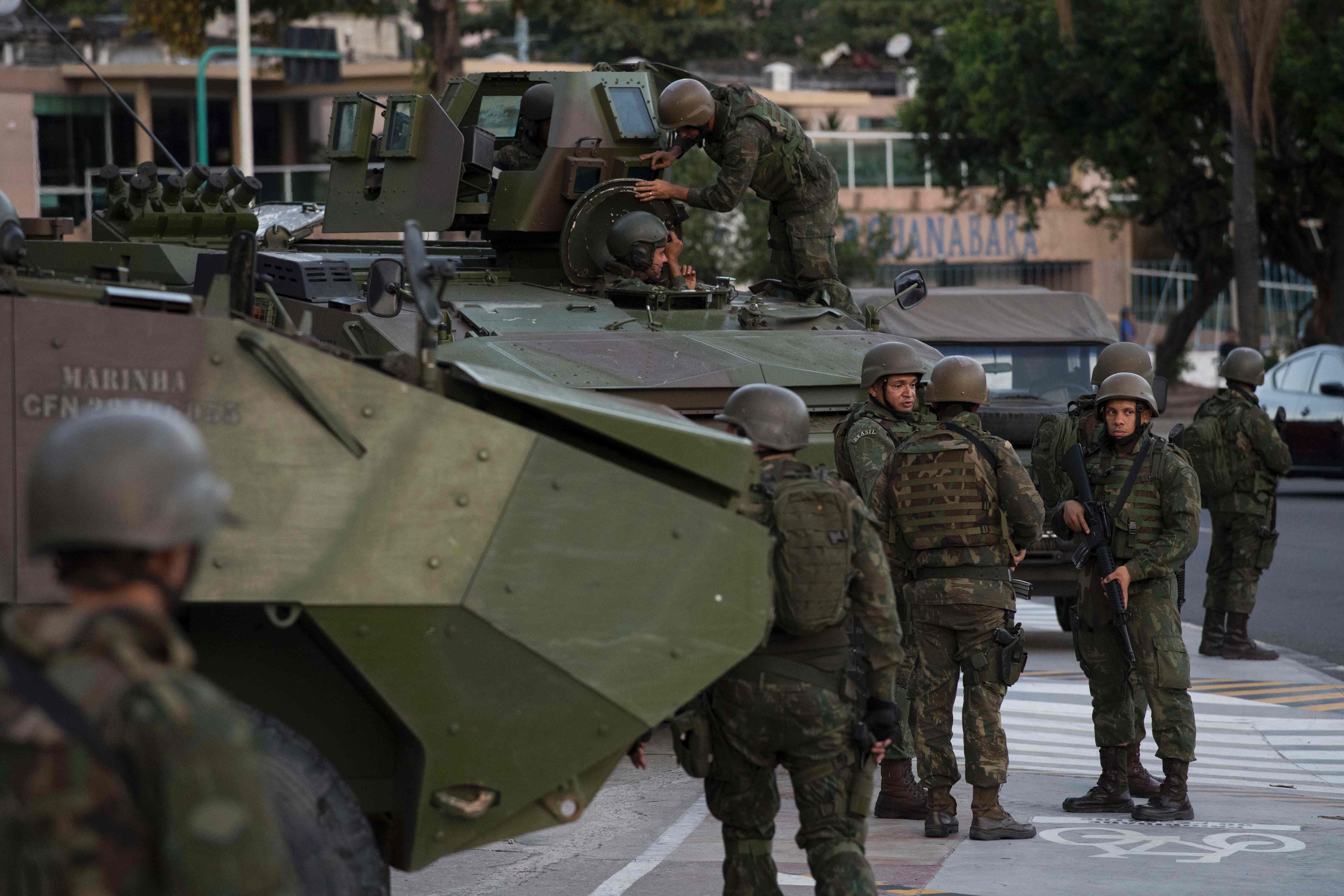 آليات عسكرية برازيلية تنتشر
