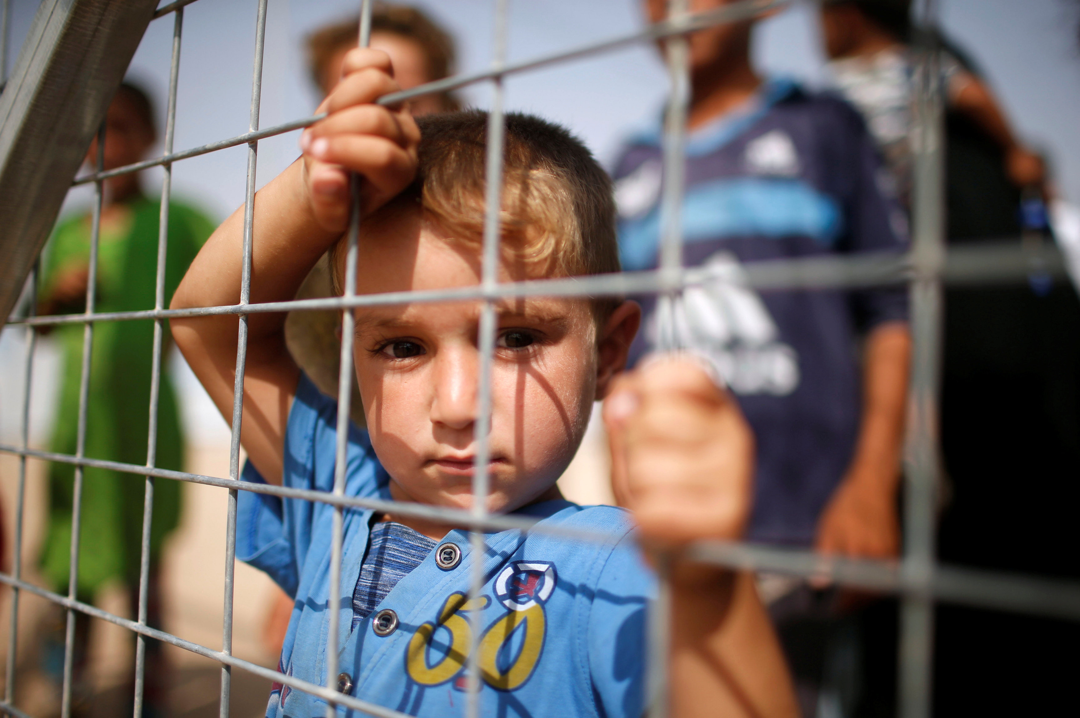 طفل عراقى ينتظر الامدادات