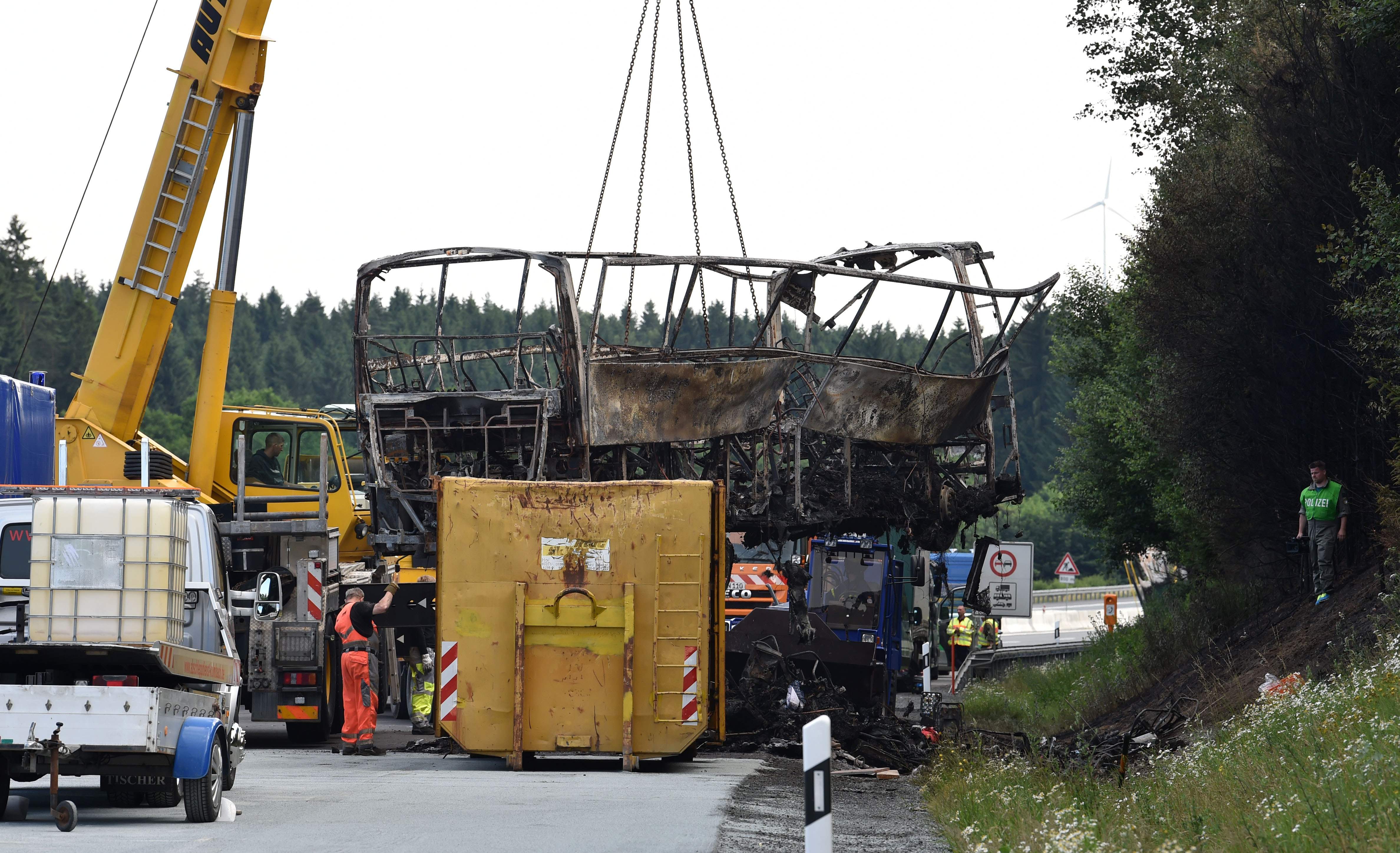 السلطات الألمانية ترفع آثار الحافلة المتفحمة