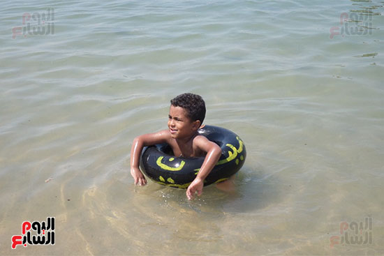 طفل يسبح فى المياه