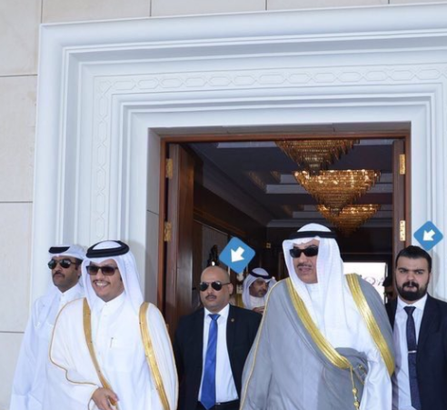 ضباط أتراك يؤمنون وزير خارجية قطر فى جولاته الخارجية