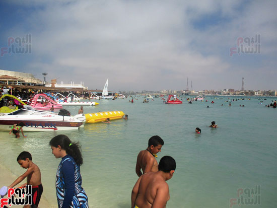            شاطئ رميل بمطروح مقصد الأسر لمناسبته لسباحة الأطفال