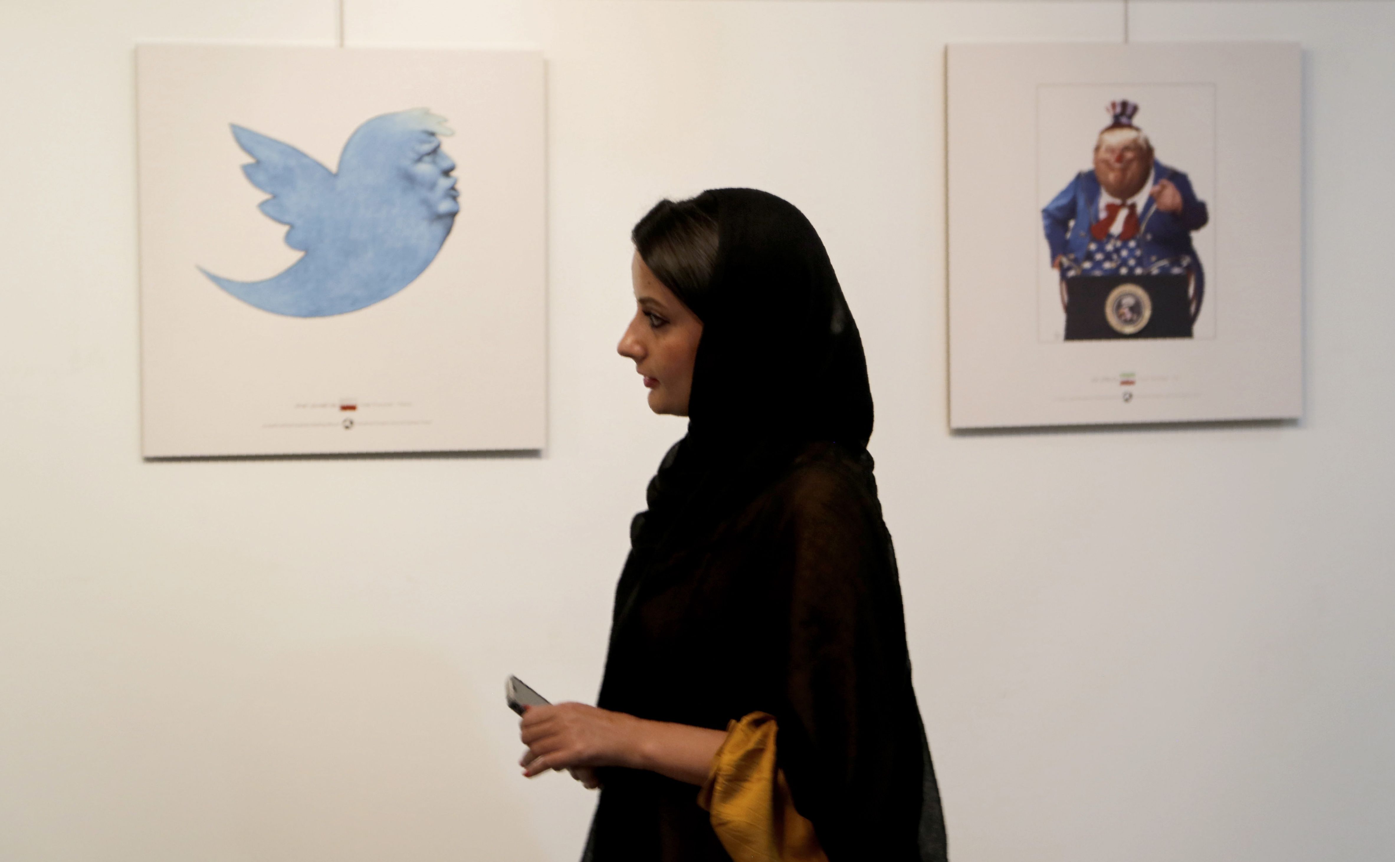 فتاة إيرانية تشاهد رسوم الكاريكاتير فتاة إيرانية تشاهد رسوم الكاريكاتير