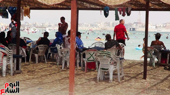        الأهالى يتابعون سباحة أبنائهم بشواطئ مرسى مروح