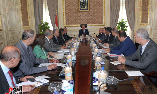 رئيس الوزراء شريف اسماعيل خلال اجتماعه بالمجموعه الاقتصاديه) (5)