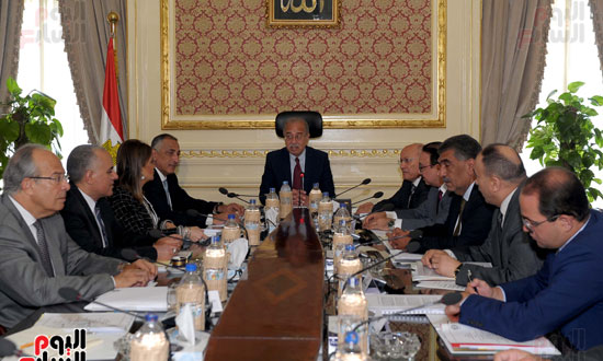 رئيس الوزراء شريف اسماعيل خلال اجتماعه بالمجموعه الاقتصاديه) (3)