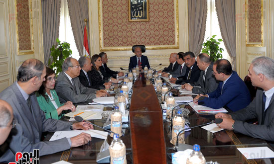 رئيس الوزراء شريف اسماعيل خلال اجتماعه بالمجموعه الاقتصاديه) (4)