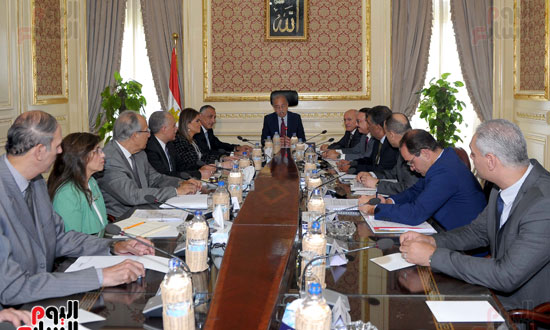 رئيس الوزراء شريف اسماعيل خلال اجتماعه بالمجموعه الاقتصاديه) (2)