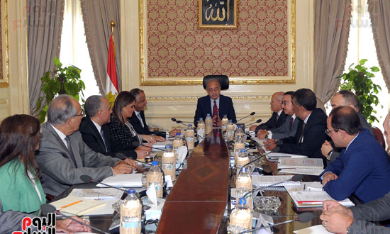 رئيس الوزراء شريف اسماعيل خلال اجتماعه بالمجموعه الاقتصاديه) (1)