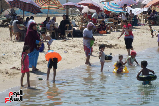 الأطفال فى مياه الشاطئ