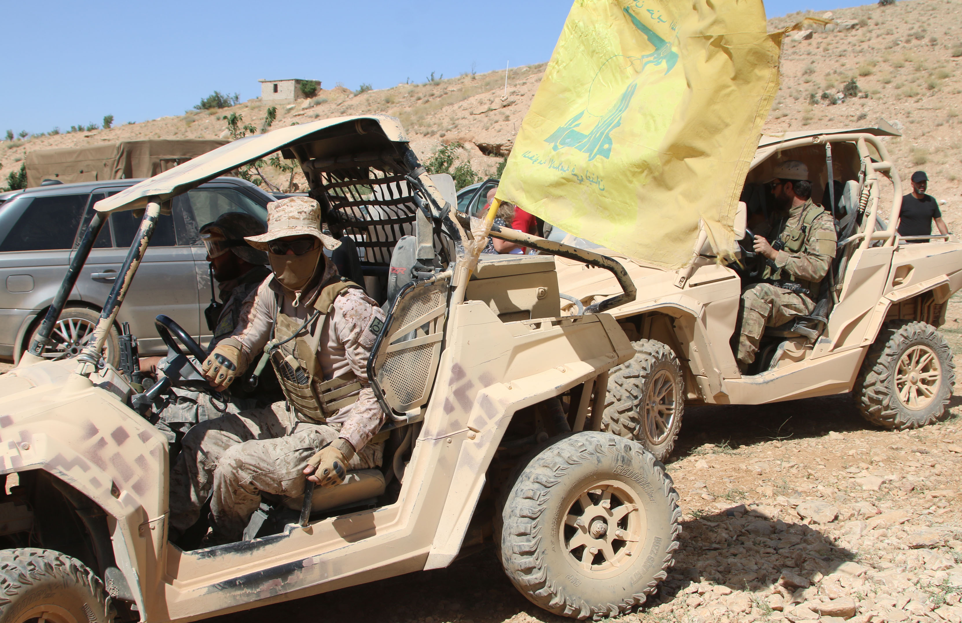 قوات حزب الله أثناء نقل جثامين مقاتلى جبهة النصرة