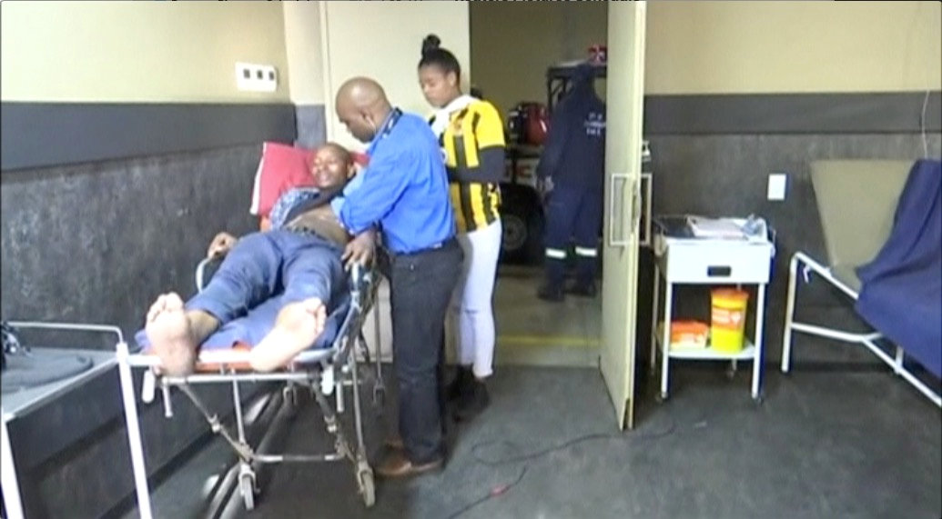 أحد المصابين يتلقى العلاج بعد حادث التدافع فى جنوب أفريقيا